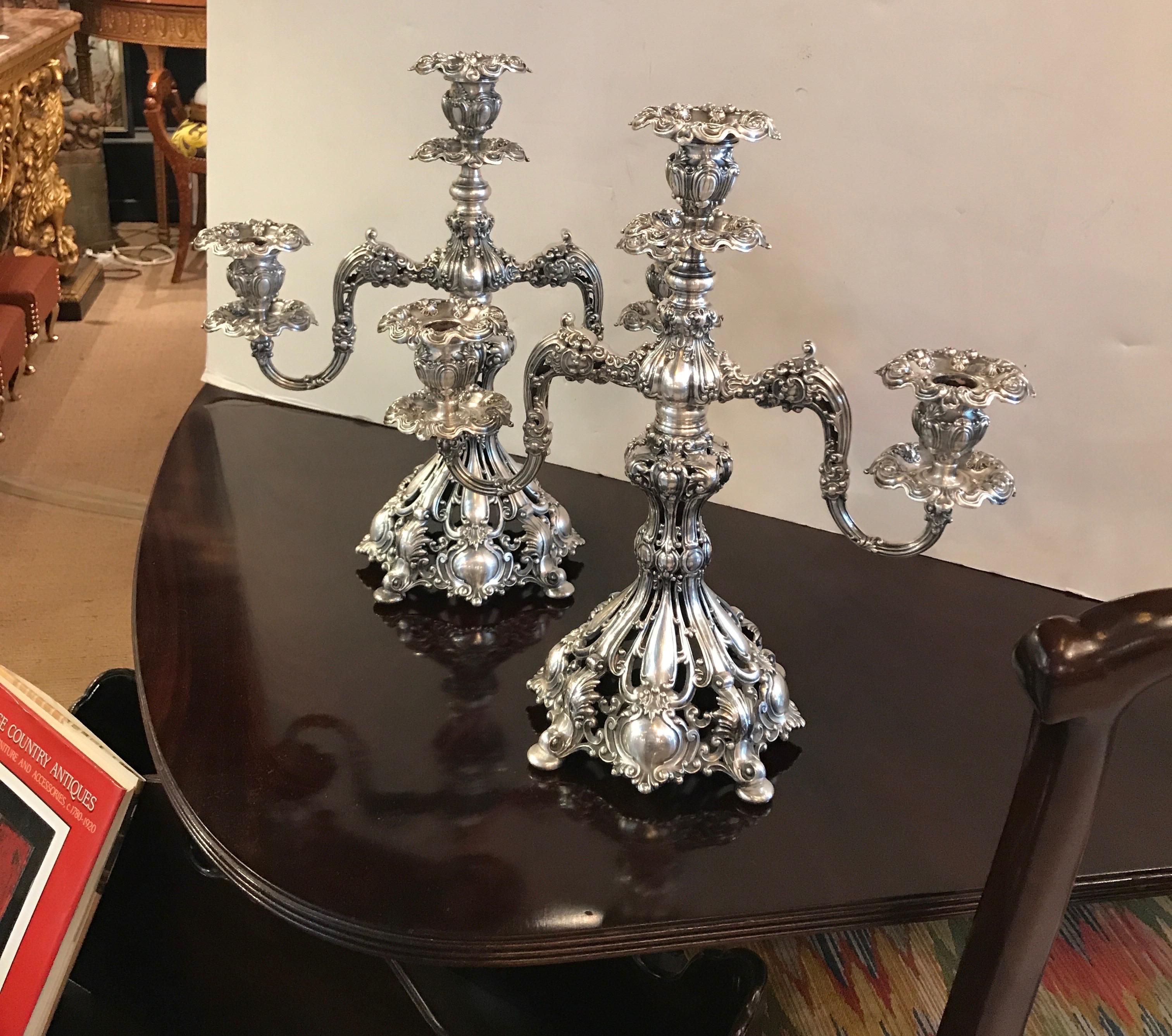 Paire de candélabres baroques en métal argenté « Renaissance » Bon état - En vente à Lambertville, NJ