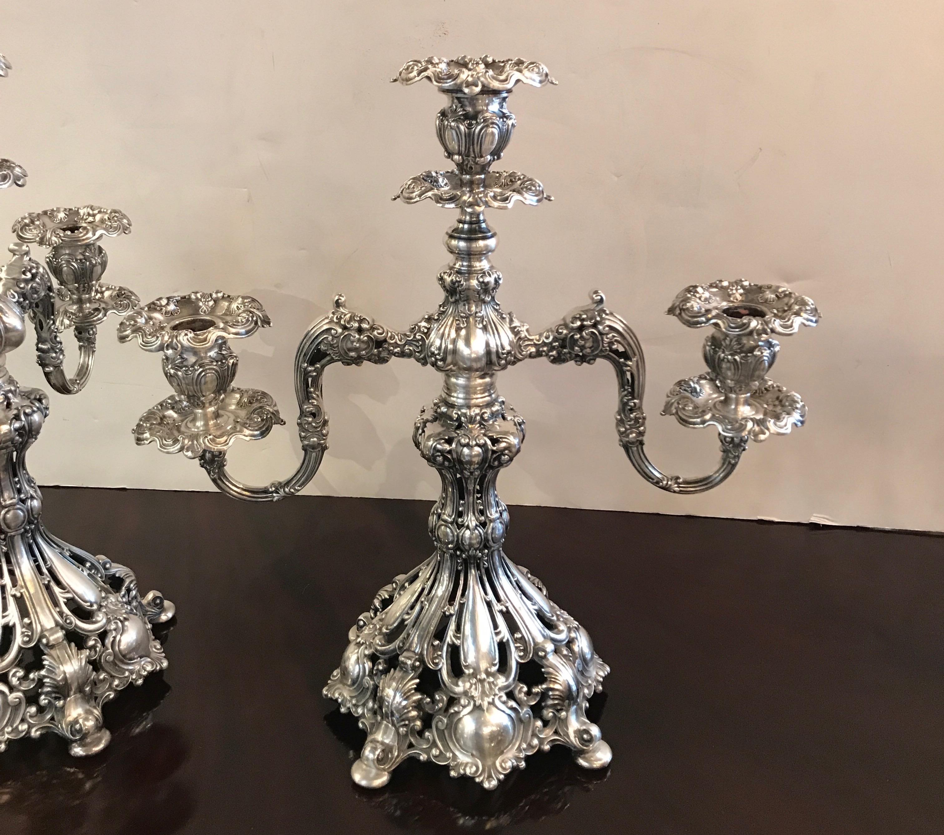 Plaqué argent Paire de candélabres baroques en métal argenté « Renaissance » en vente