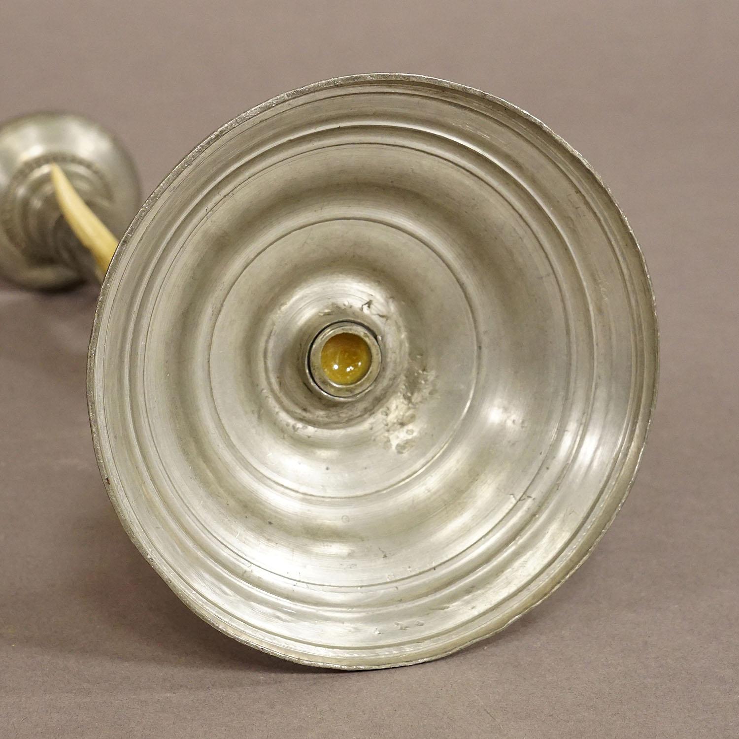 Palco Coppia di portacandele Black Forest con base e beccuccio in peltro, Germania, circa 1860 in vendita