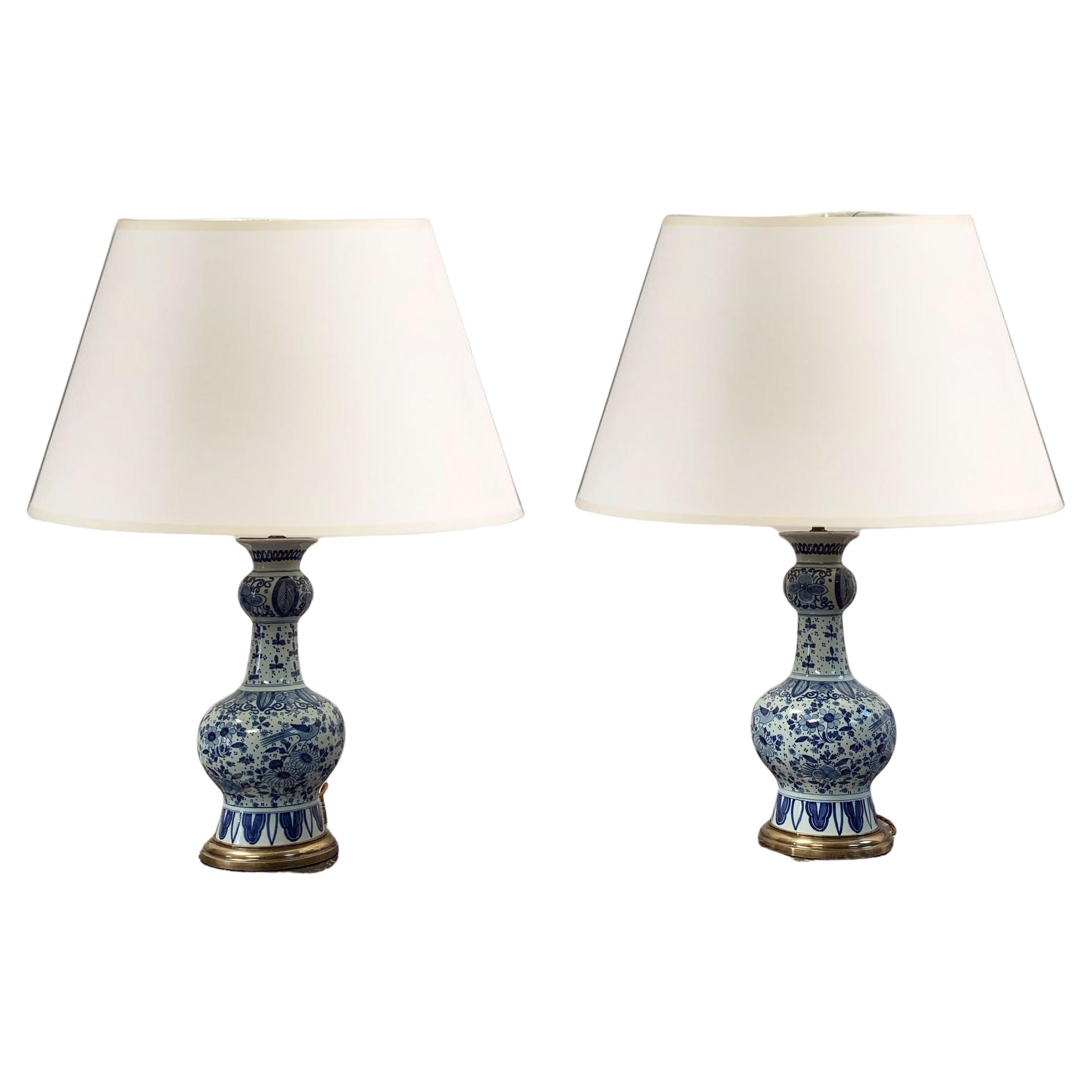 Paar blaue und weiße Delft-Lampen