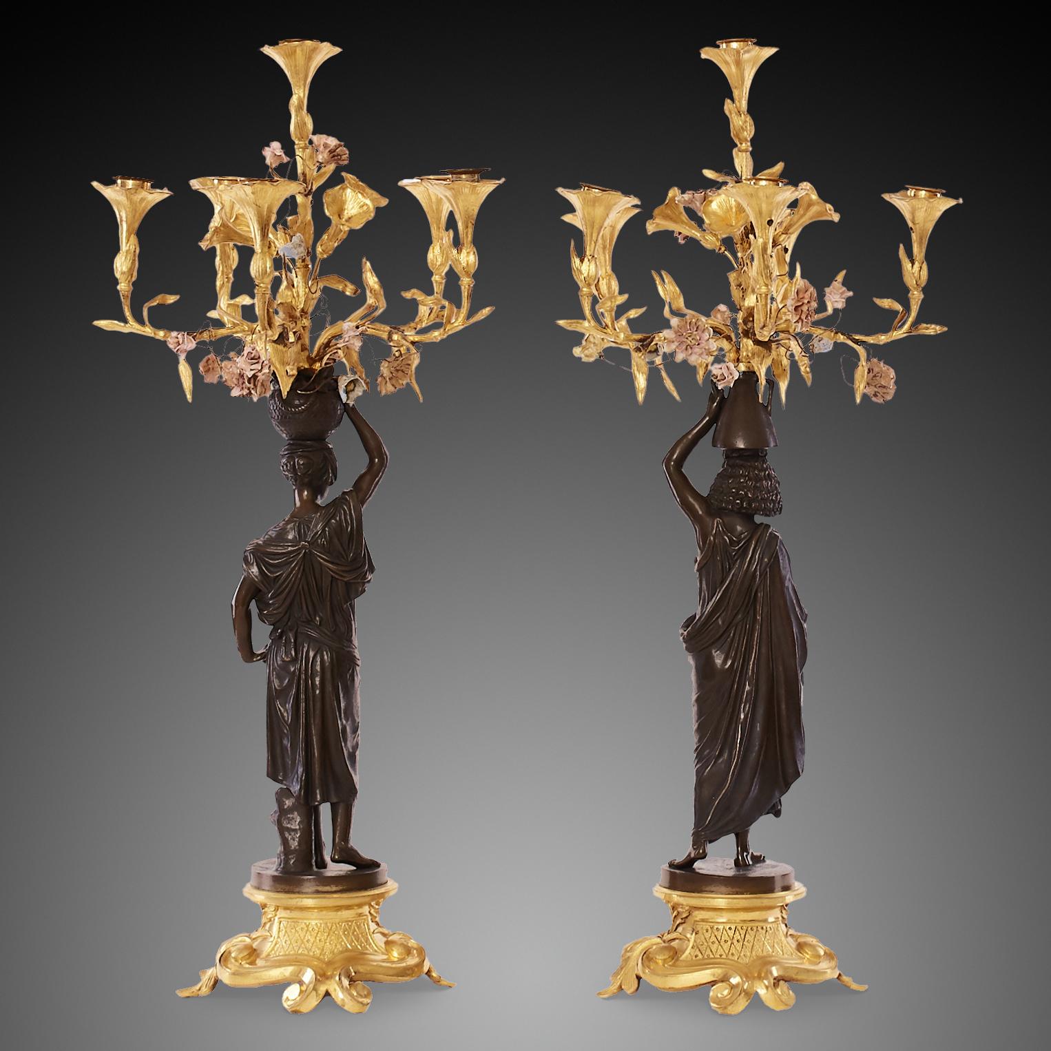 Questa raffinata coppia di basi per lampade francesi del XIX secolo mette in mostra la raffinata eleganza e la maestria artigianale tipiche dello stile Luigi XVI. Ogni pezzo combina intricati elementi di design con materiali di alta qualità,