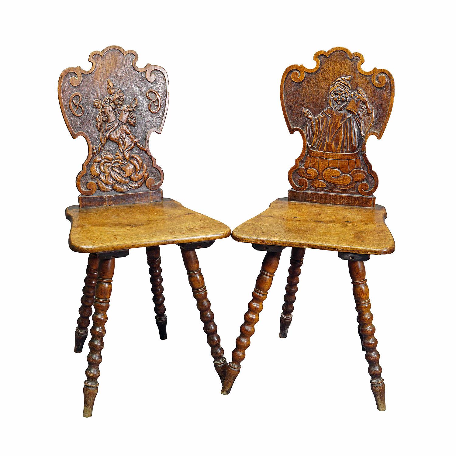 Paire de chaises bavaroises sculptées sur panneau, vers 1900

Paire de magnifiques chaises en bois de chêne sculpté provenant d'une célèbre auberge de Munich. Les dossiers sont sculptés de scènes folkloriques fantaisistes du Munich Kindl (enfant de