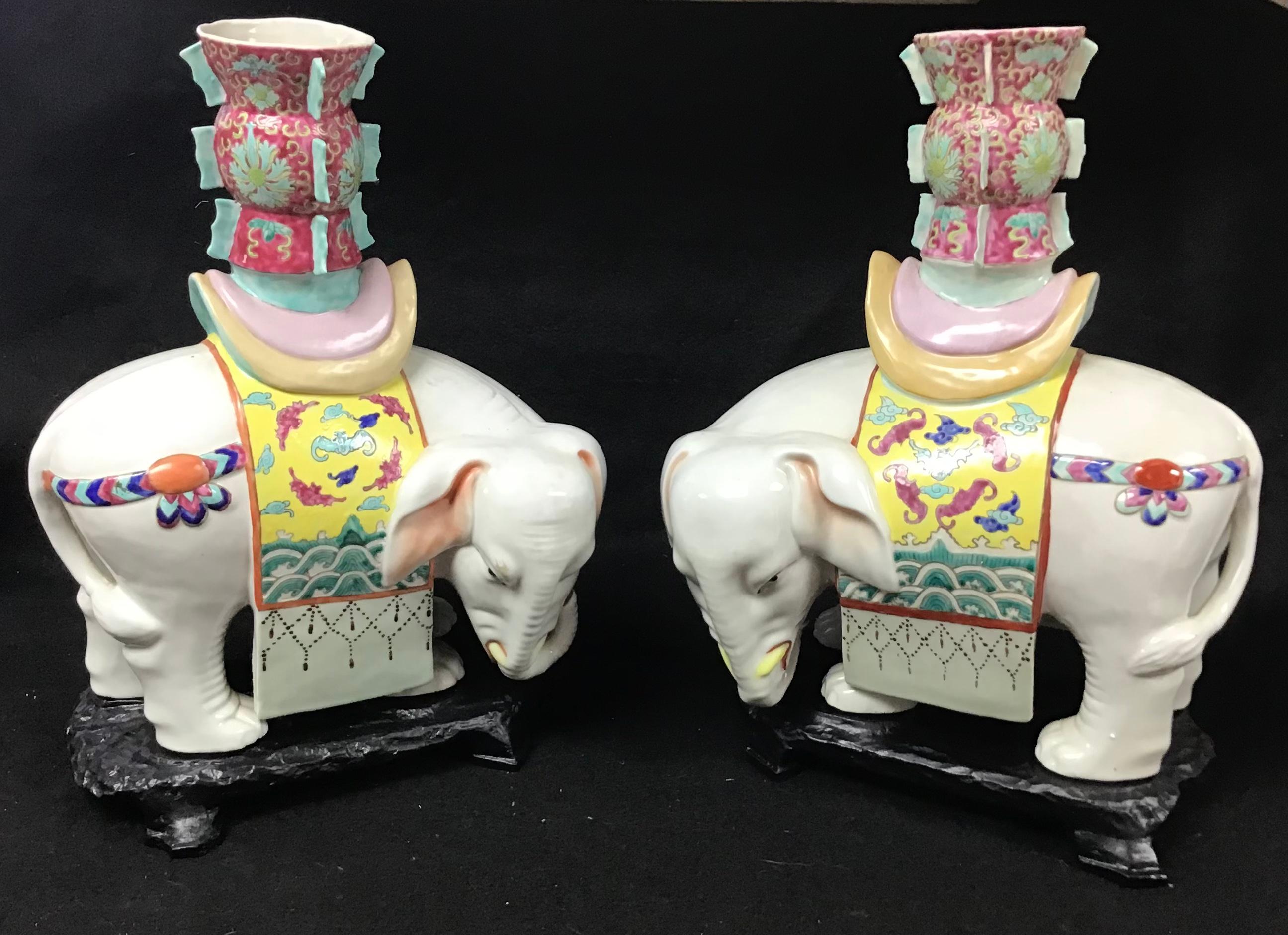 Paire de bougeoirs éléphants Famille Rose en porcelaine de Chine en vente 3