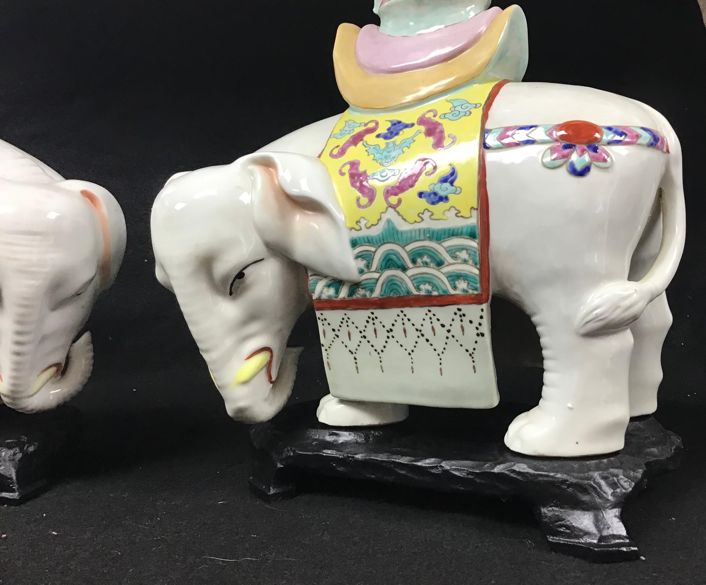 Exportation chinoise Paire de bougeoirs éléphants Famille Rose en porcelaine de Chine en vente