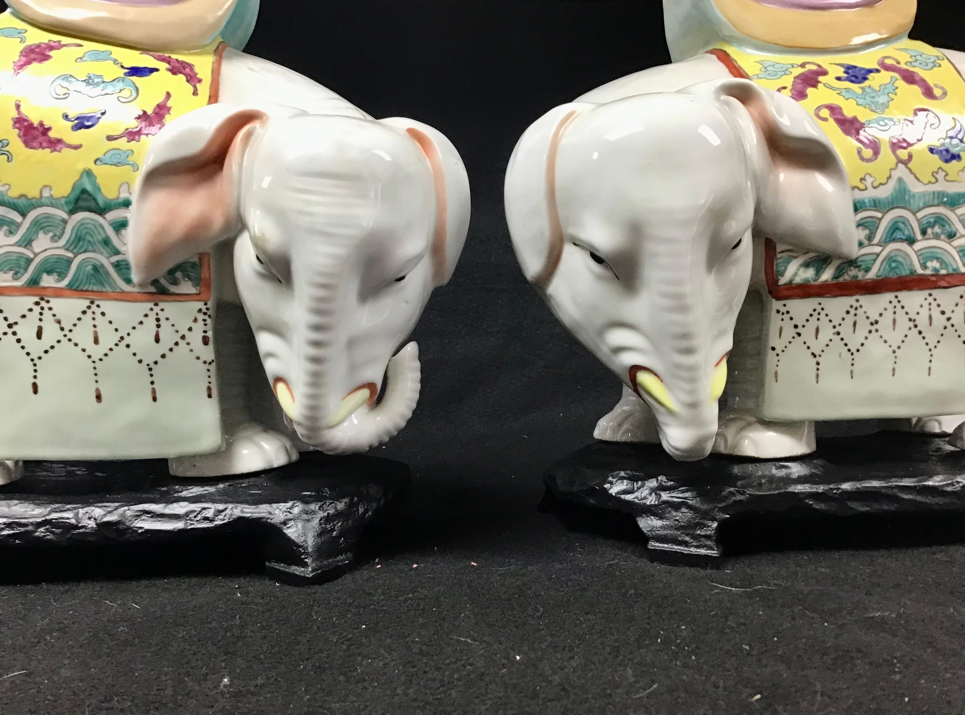 Paire de bougeoirs éléphants Famille Rose en porcelaine de Chine Bon état - En vente à Bradenton, FL
