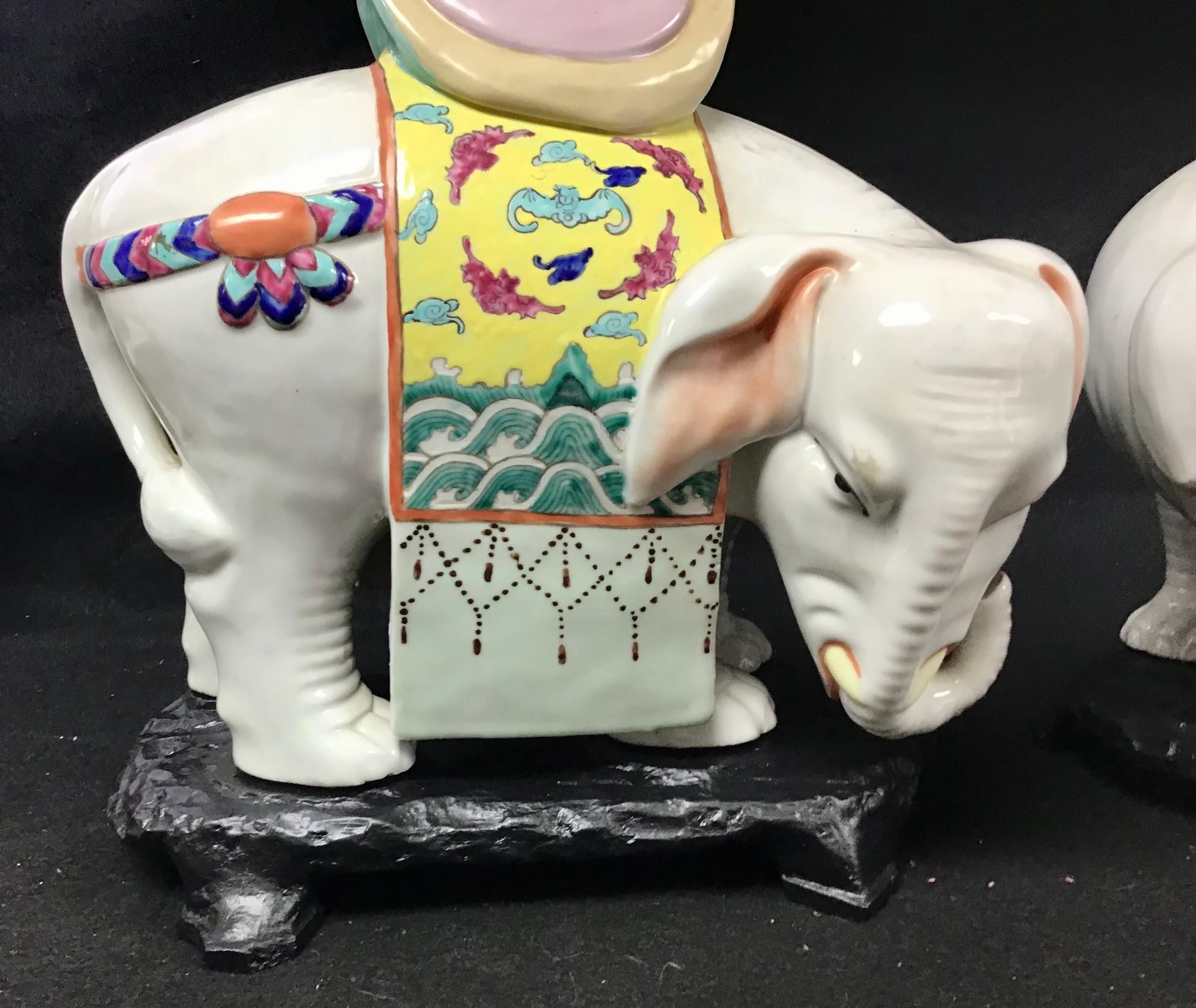 20ième siècle Paire de bougeoirs éléphants Famille Rose en porcelaine de Chine en vente