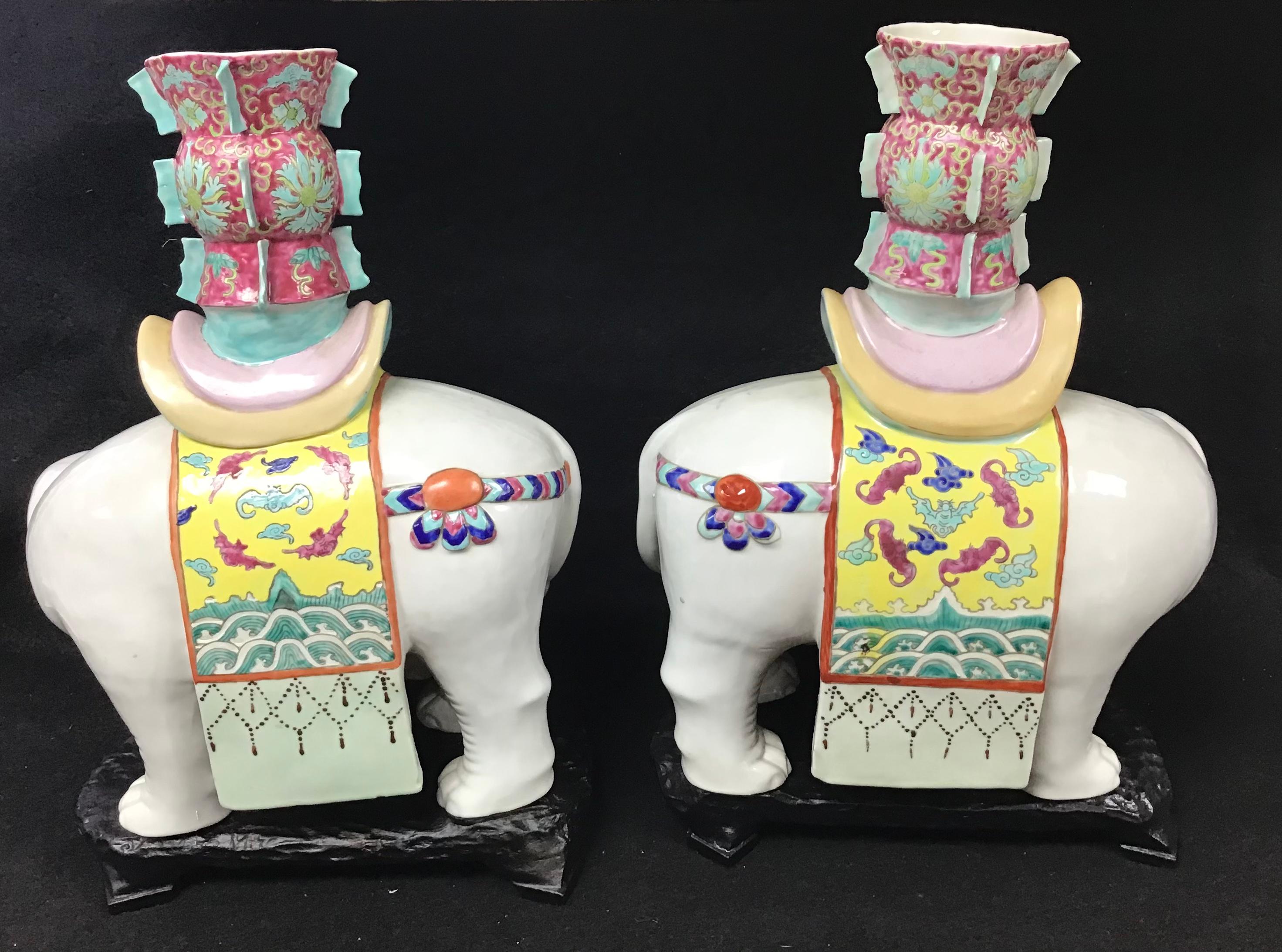 Paire de bougeoirs éléphants Famille Rose en porcelaine de Chine en vente 1