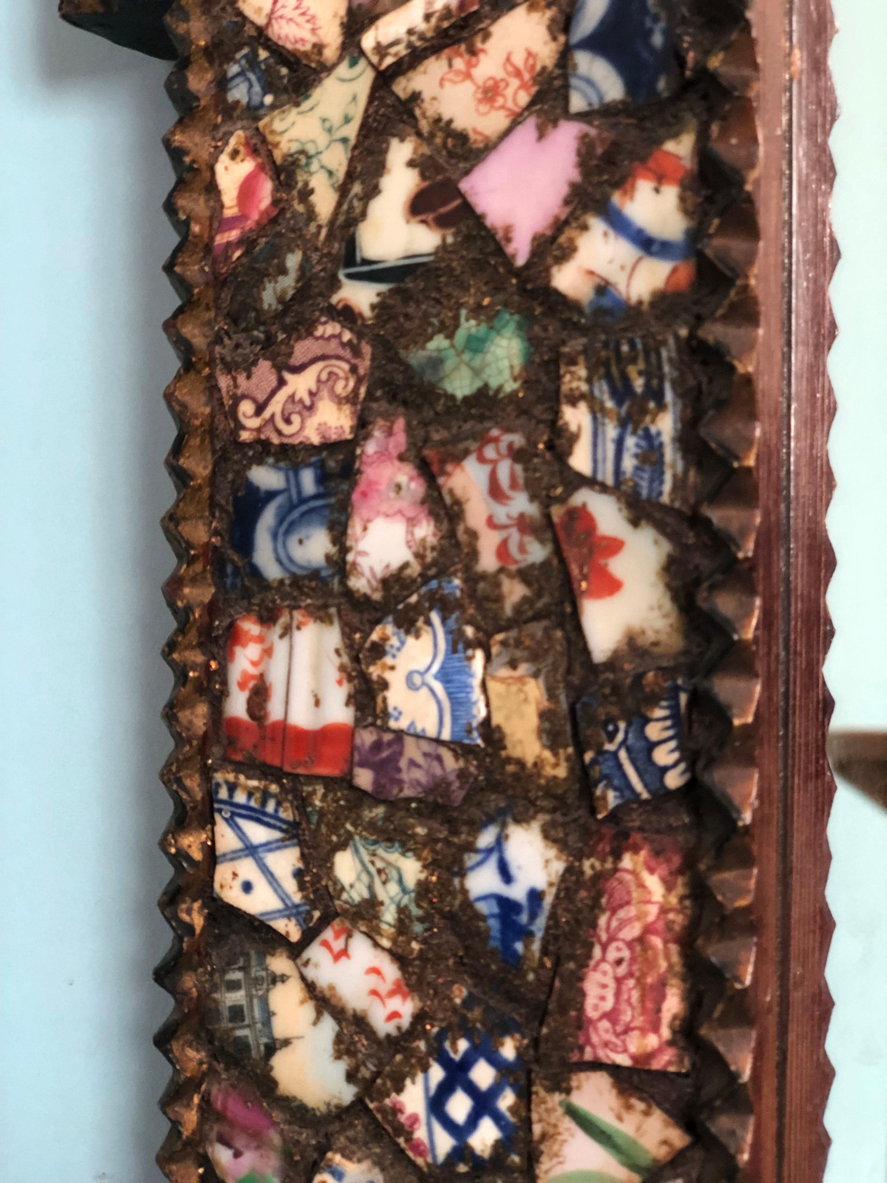 Ein Paar bunte Mosaik dekoriert Giltwood Spiegel Portugal 1950s im Angebot 1