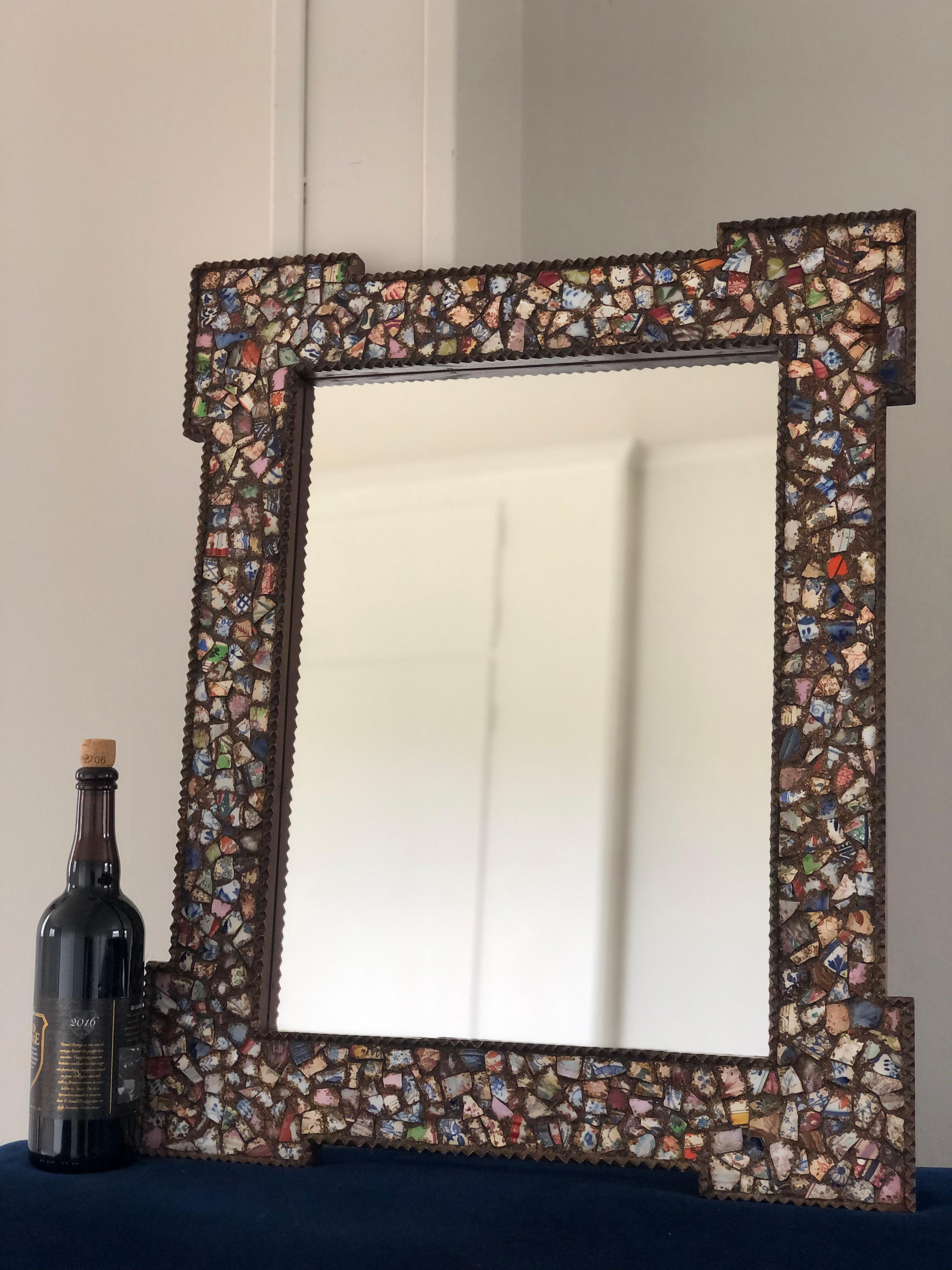 Milieu du XXe siècle Paire de miroirs en bois doré décorés de mosaïques colorées Portugal années 1950