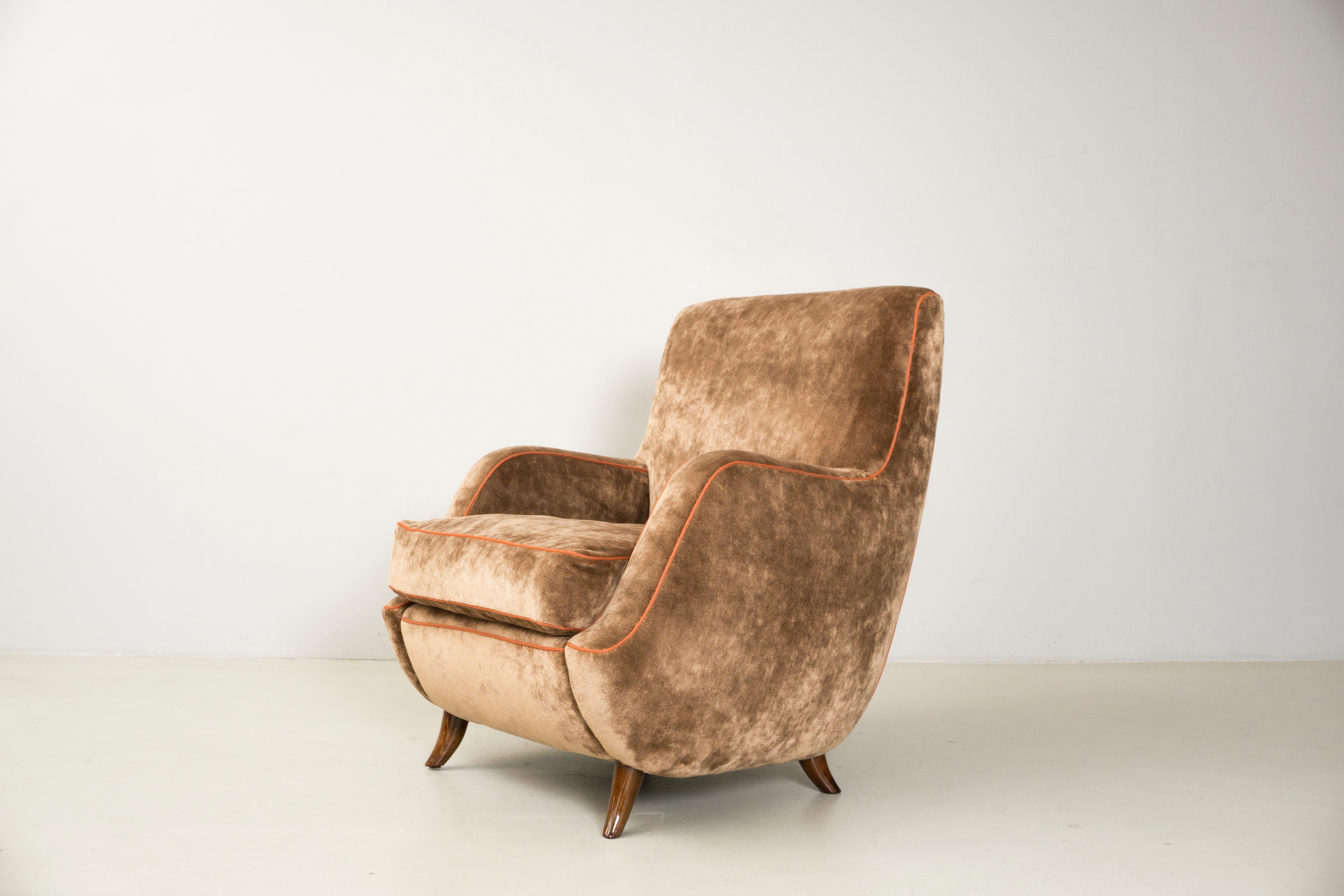 Diese Stühle mit Armlehnen wurden von Carlo de Carli in den 40er Jahren entworfen, was sie sehr selten macht. Die Polsterung ist mit hochwertigem Samt von DEDAR MILANO komplett neu. Die Stühle haben eine Holzkonstruktion, die Beine der Stühle sind