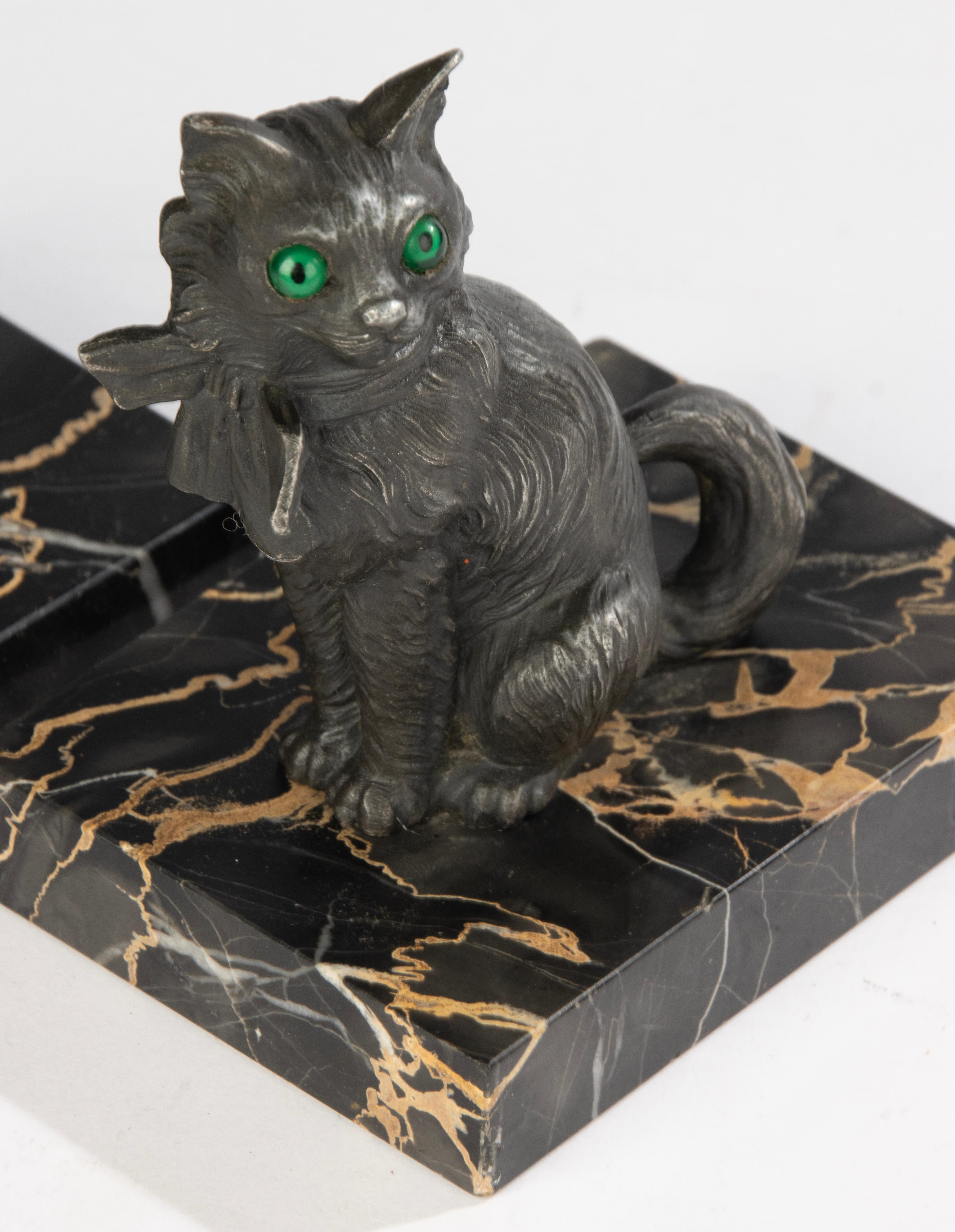 Paire de serre-livres du début du 20e siècle - Figurines de chien et de chat - Art déco en vente 5