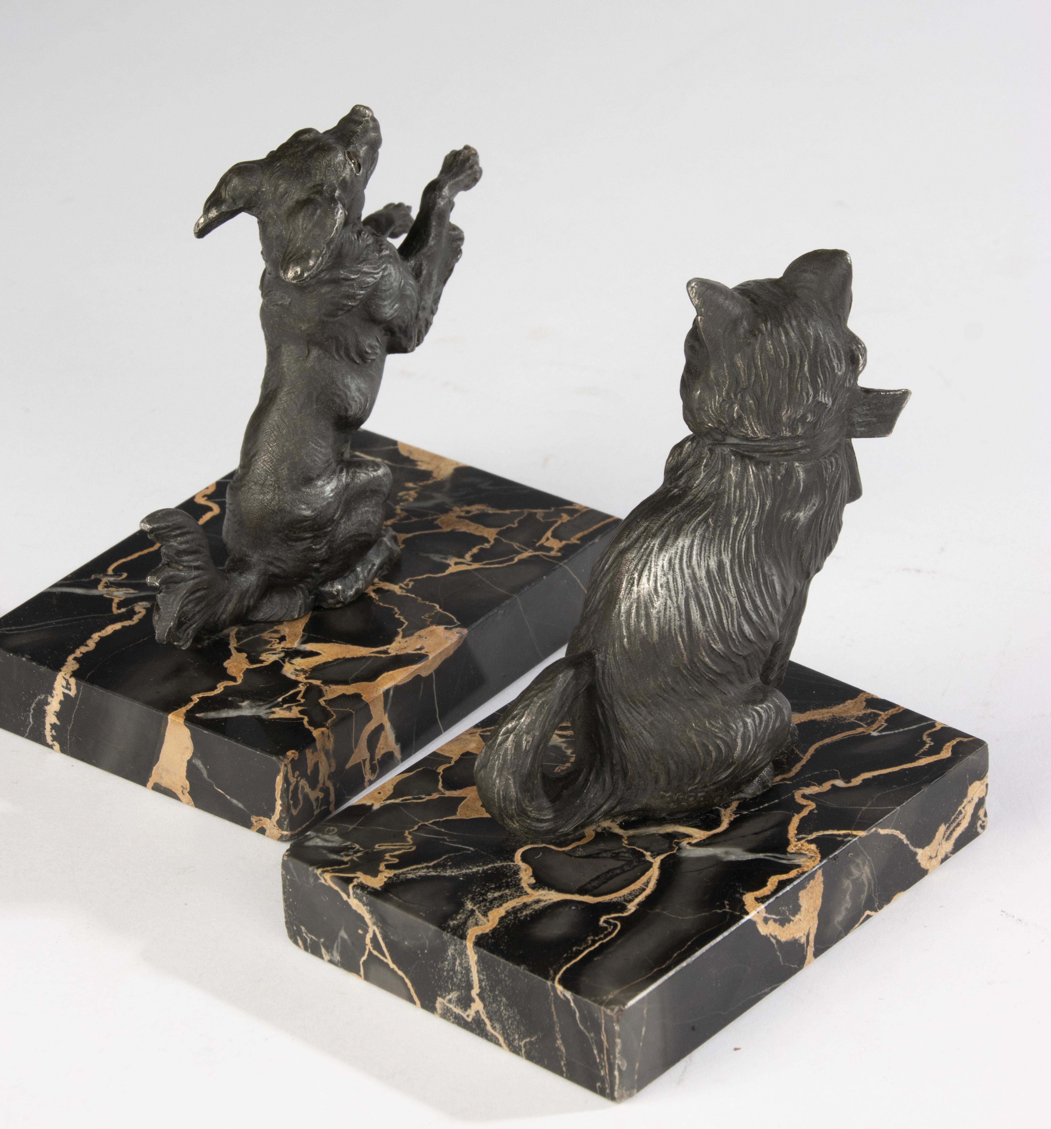 Paire de serre-livres du début du 20e siècle - Figurines de chien et de chat - Art déco en vente 7