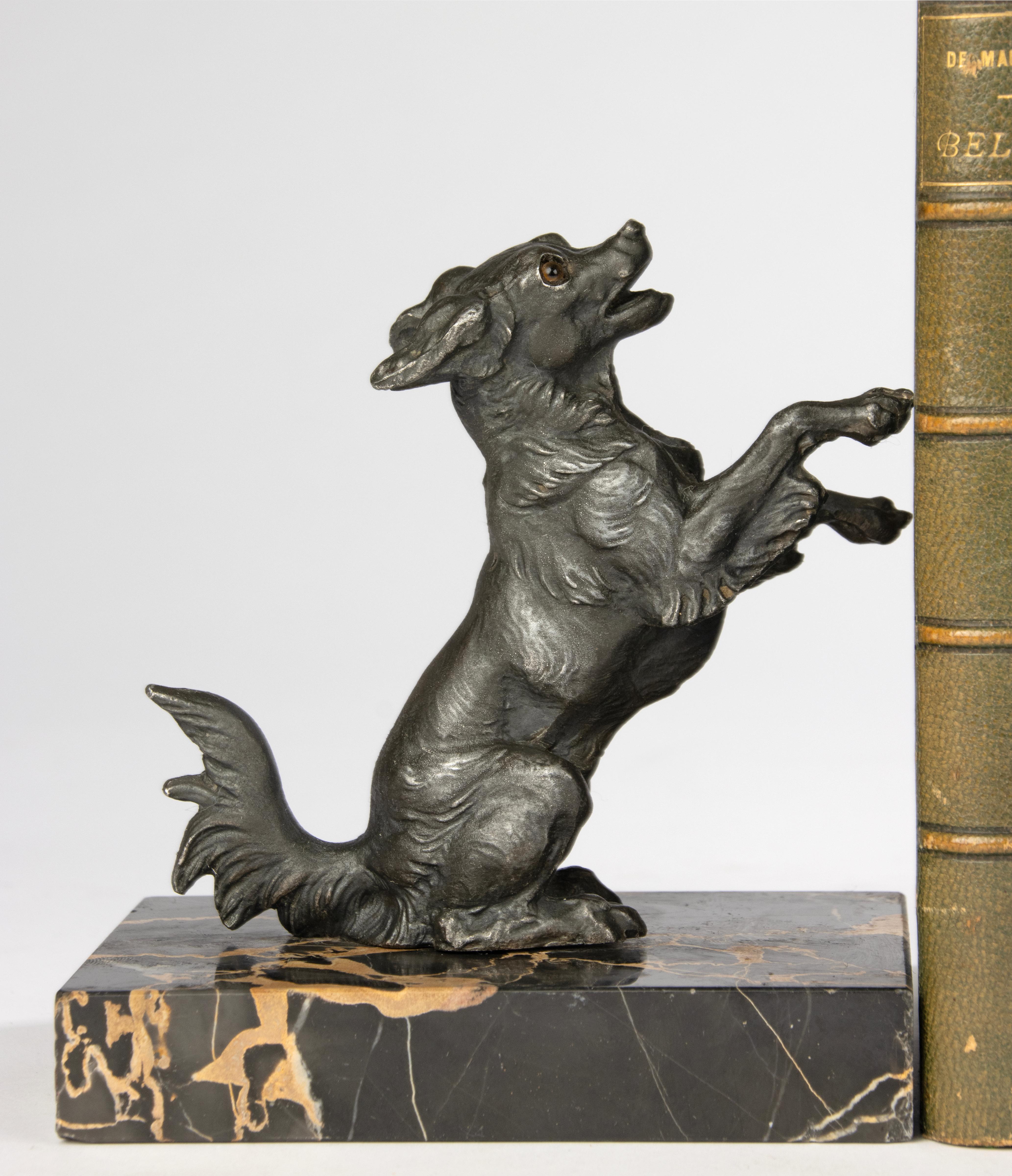 Paire de serre-livres du début du 20e siècle - Figurines de chien et de chat - Art déco en vente 9