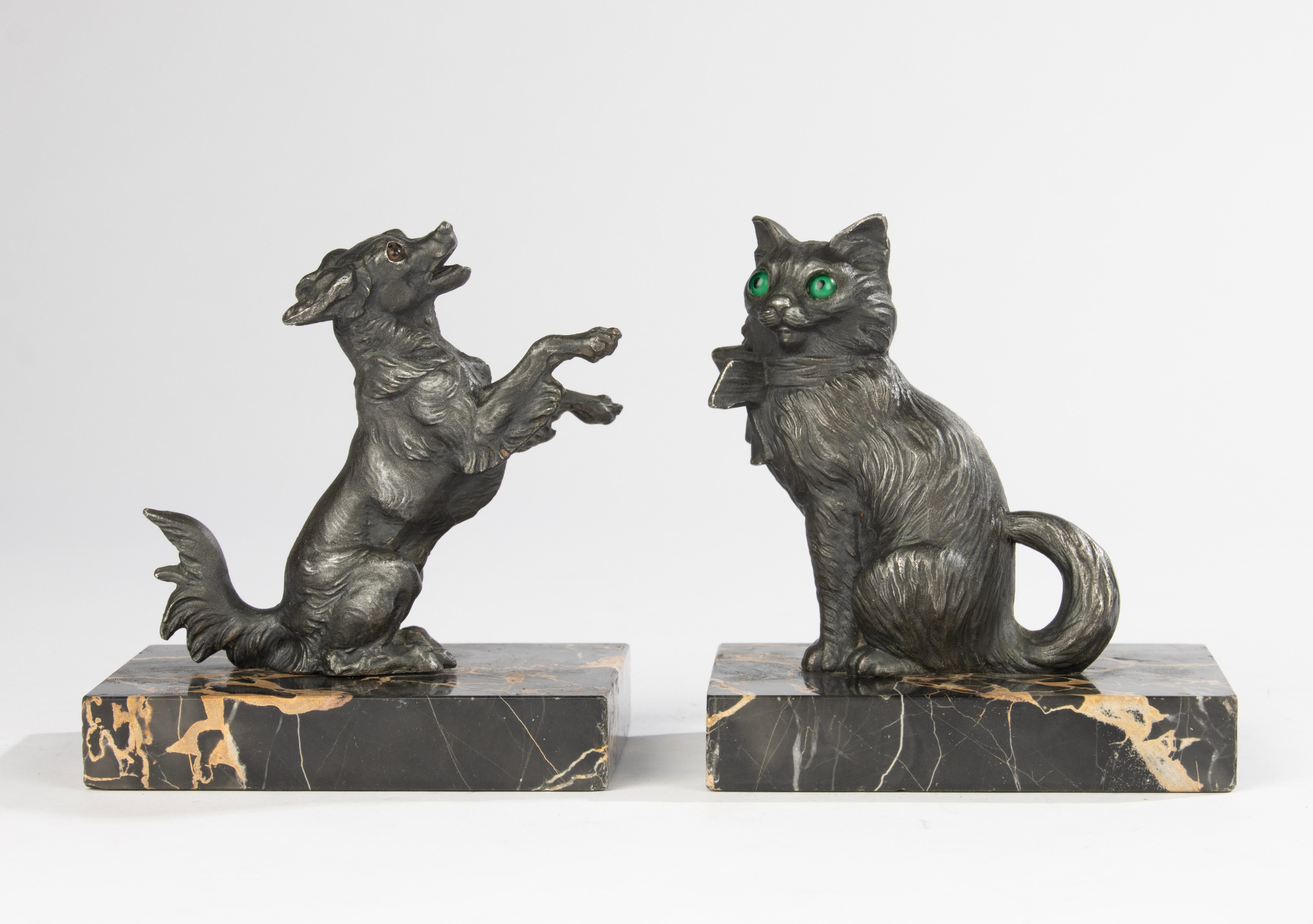 Une belle paire de serre-livres Art Déco avec des figurines en fer forgé d'un chat et d'un chien avec des yeux en verre. Sur une plume en marbre Porte Nero. Fabriqué en France, 1920-1930. L'ensemble est en bon état.

Dimensions : 11 x 8 cm et 12 cm