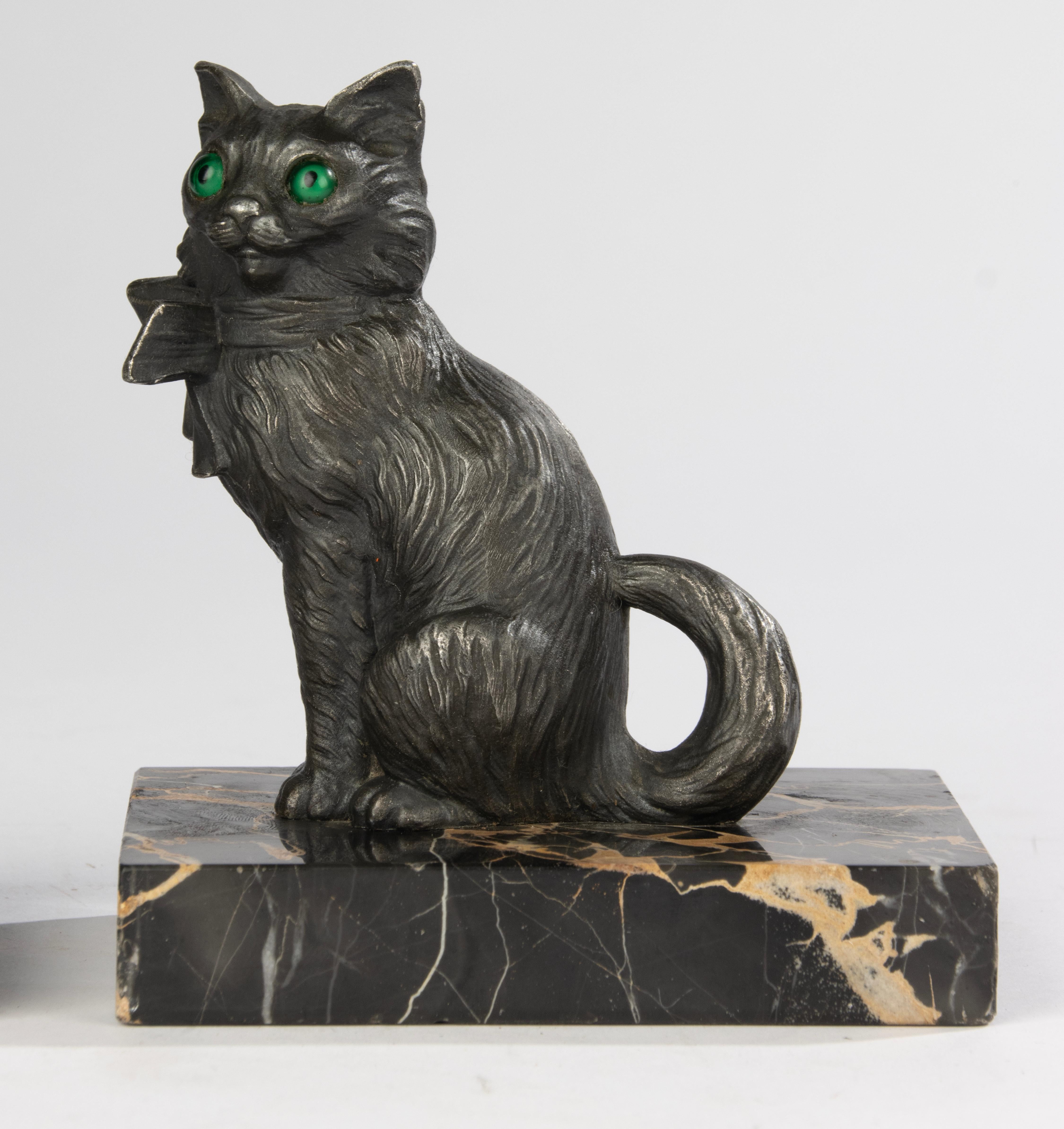 Paire de serre-livres du début du 20e siècle - Figurines de chien et de chat - Art déco Bon état - En vente à Casteren, Noord-Brabant