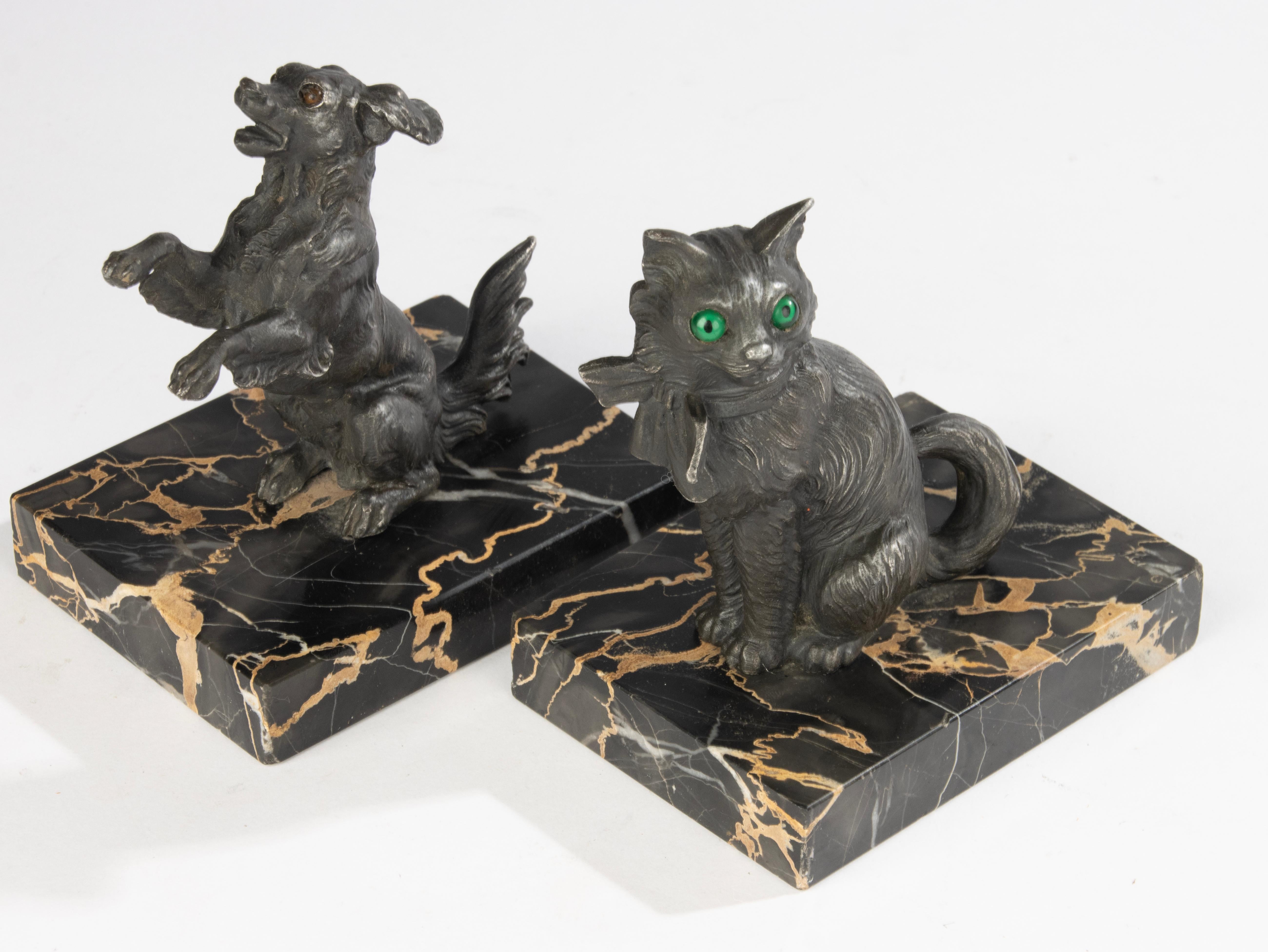Paire de serre-livres du début du 20e siècle - Figurines de chien et de chat - Art déco en vente 1