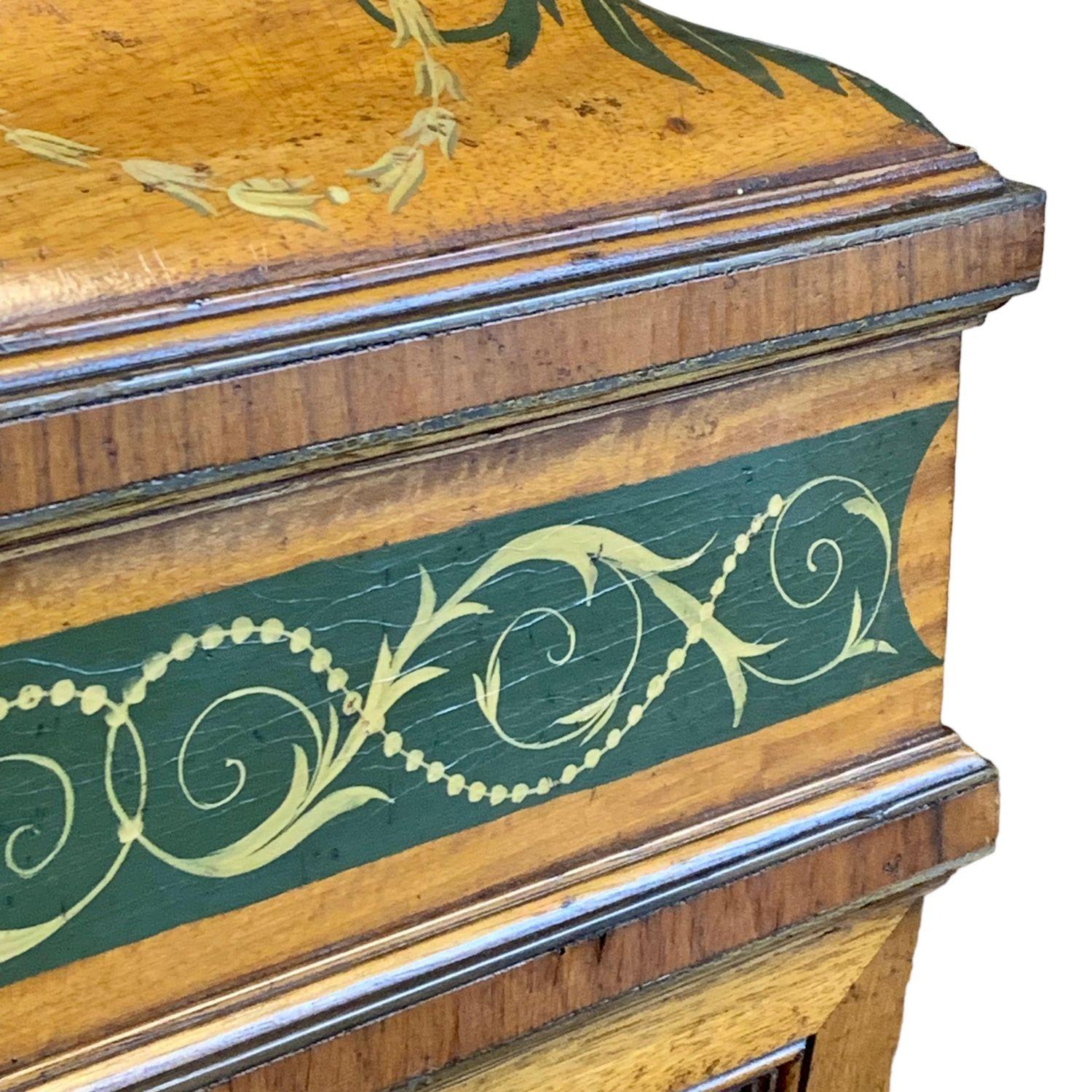 Ein Paar Edwardian polychrome Painted Satinwood Pedestals (Seidenholz) im Angebot