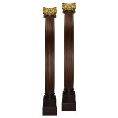 Un par de columnas corintias arquitectónicas de estilo Luis XVI, de los siglos XIX y XX, de origen francés