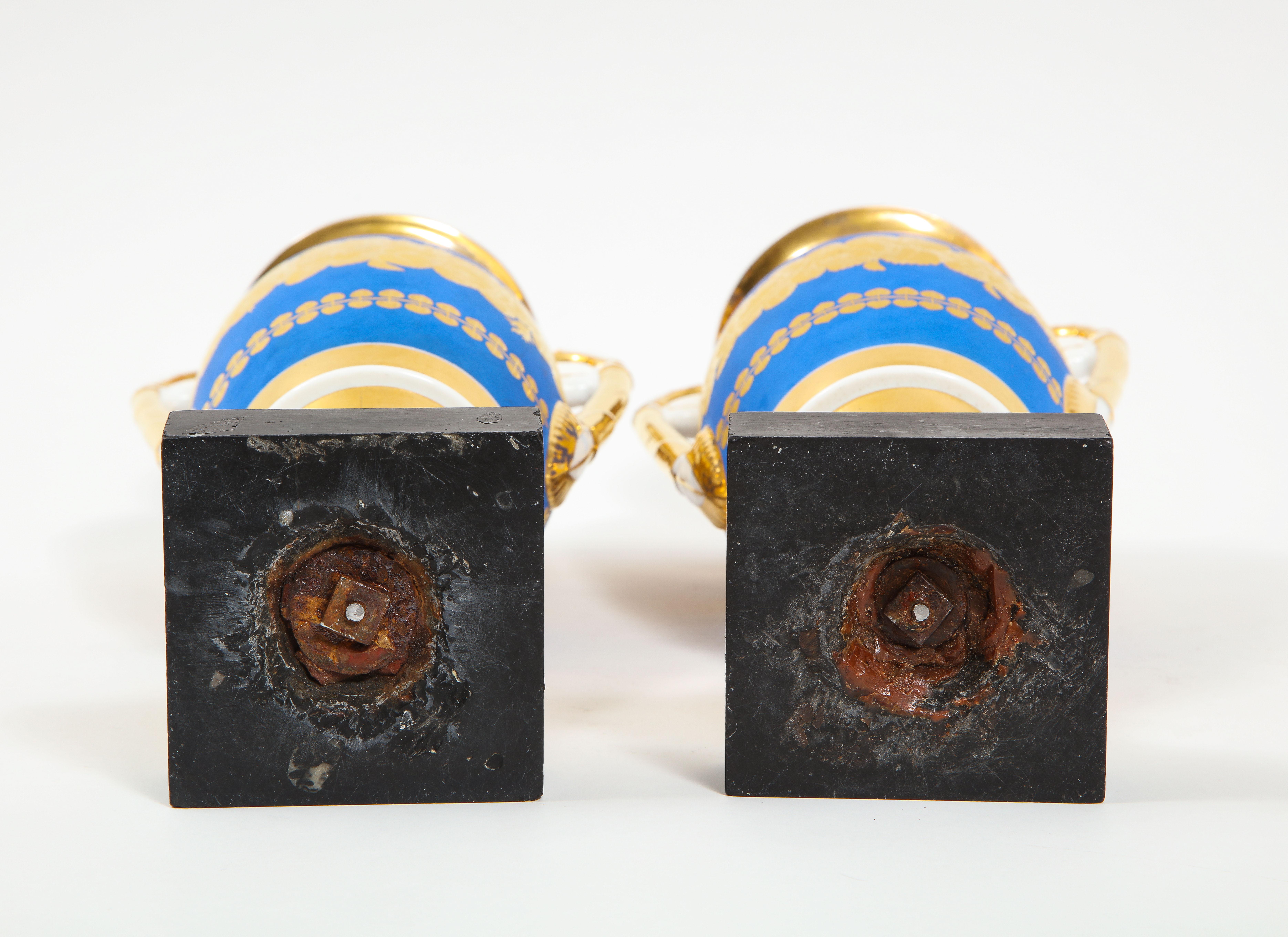 Coppia di vasi in porcellana francese del XIX secolo con fondo blu e oro a due toni con manici dorati in vendita 6