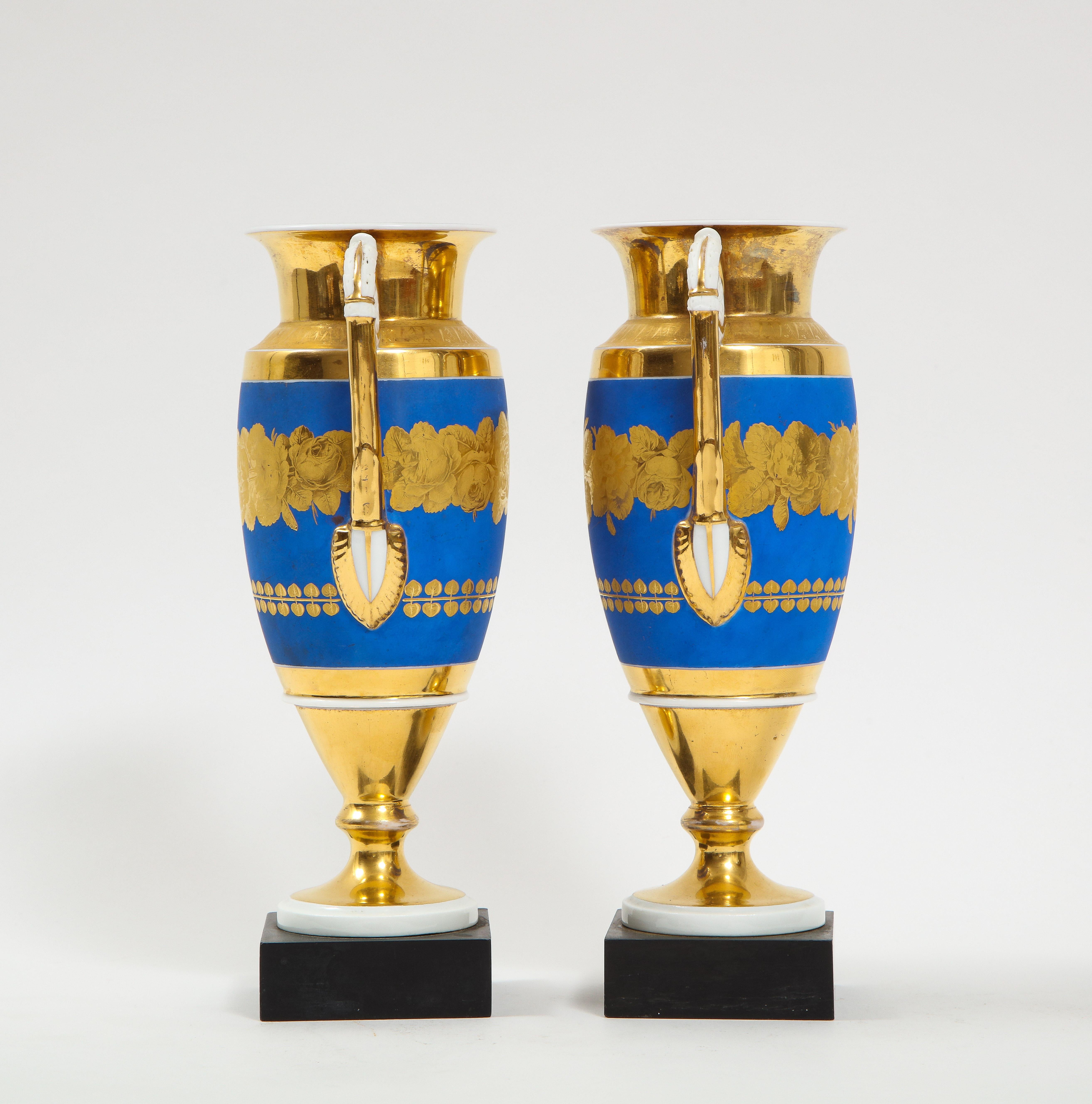 Stile impero Coppia di vasi in porcellana francese del XIX secolo con fondo blu e oro a due toni con manici dorati in vendita