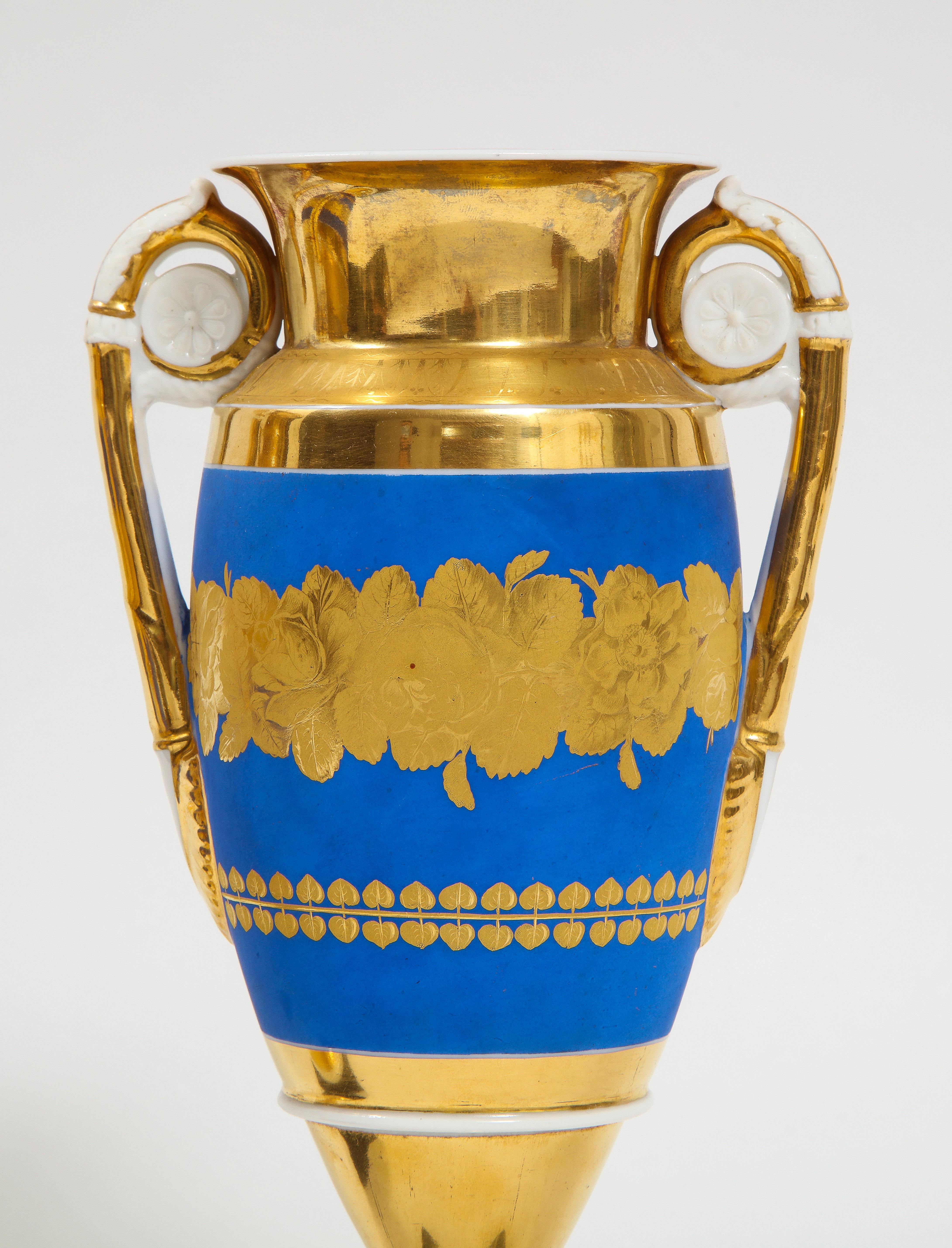 Début du XIXe siècle Paire de vases en porcelaine à fond bleu et or bicolore avec poignées en or du C.I.C. en vente