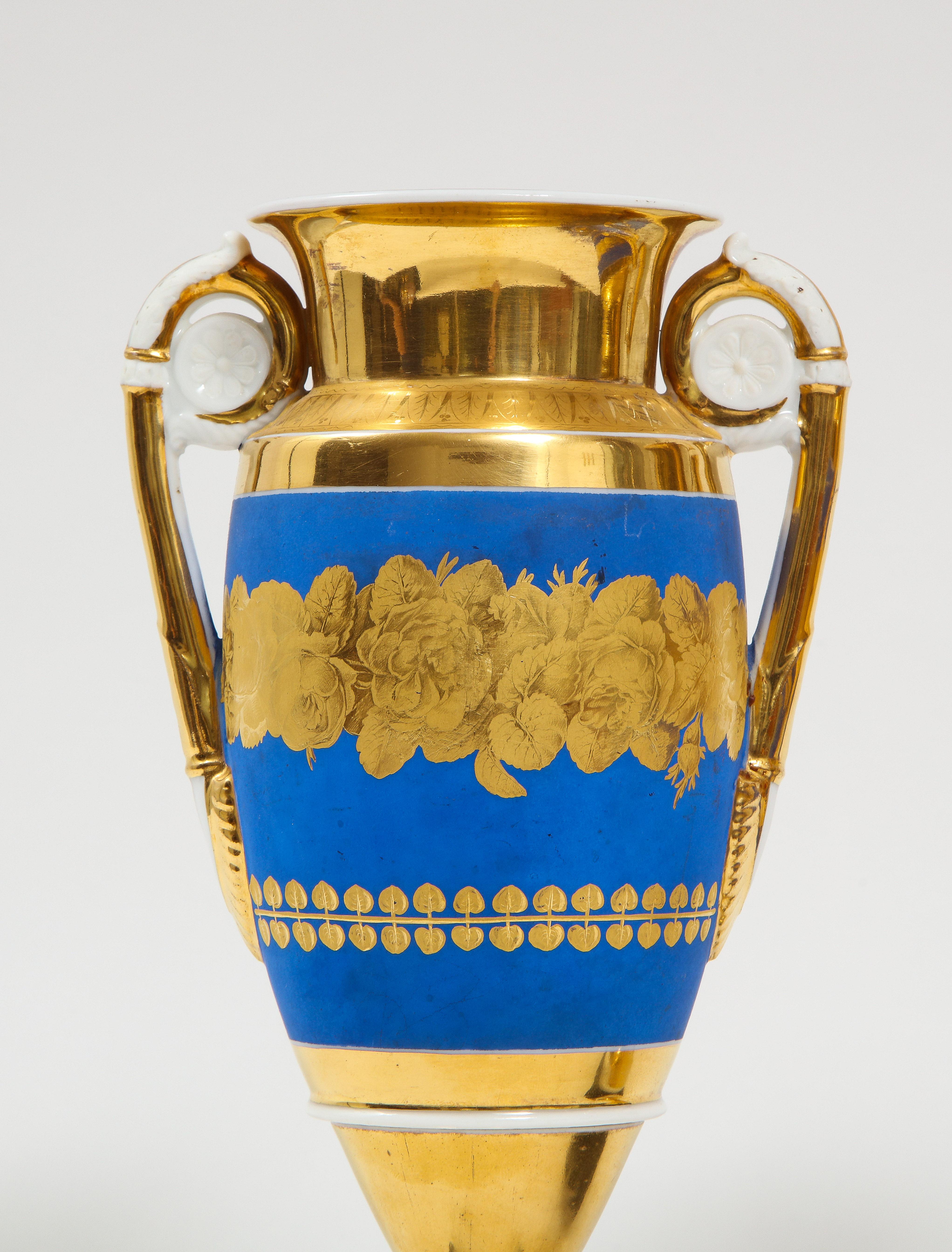Porcelaine Paire de vases en porcelaine à fond bleu et or bicolore avec poignées en or du C.I.C. en vente