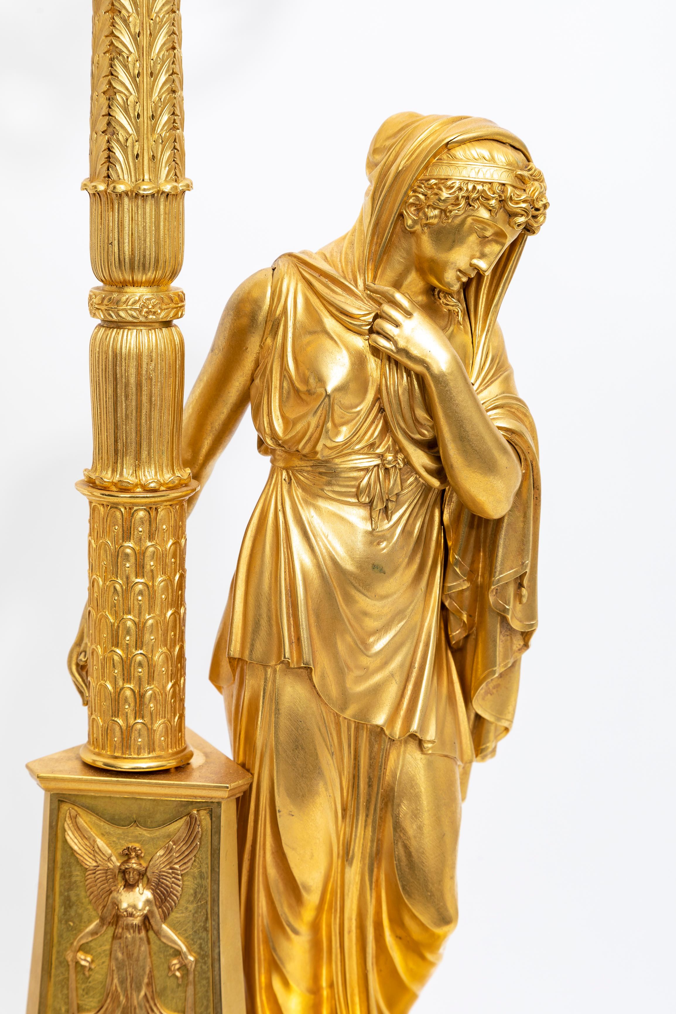 Pareja de candelabros figurados franceses de ormolu y mármol verde antico de la primera época del Imperio en venta 5