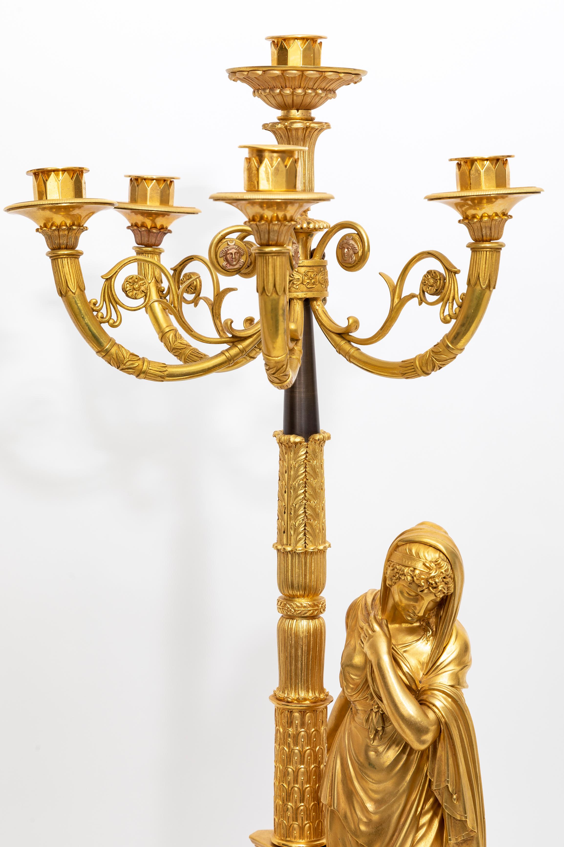Pareja de candelabros figurados franceses de ormolu y mármol verde antico de la primera época del Imperio en venta 6