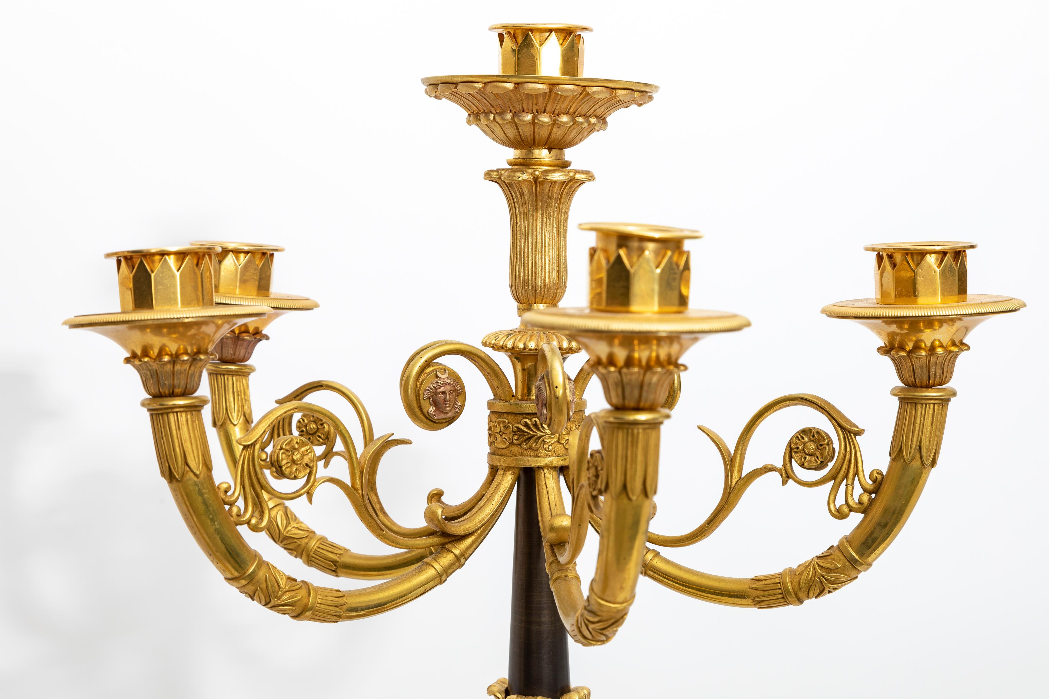 Pareja de candelabros figurados franceses de ormolu y mármol verde antico de la primera época del Imperio en venta 7