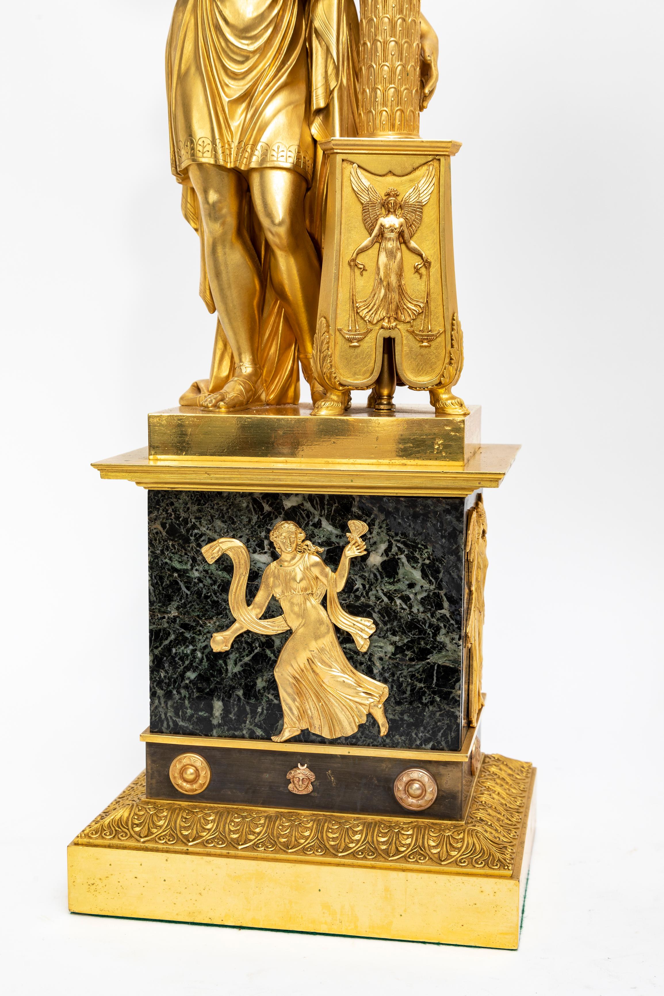 Pareja de candelabros figurados franceses de ormolu y mármol verde antico de la primera época del Imperio en venta 8