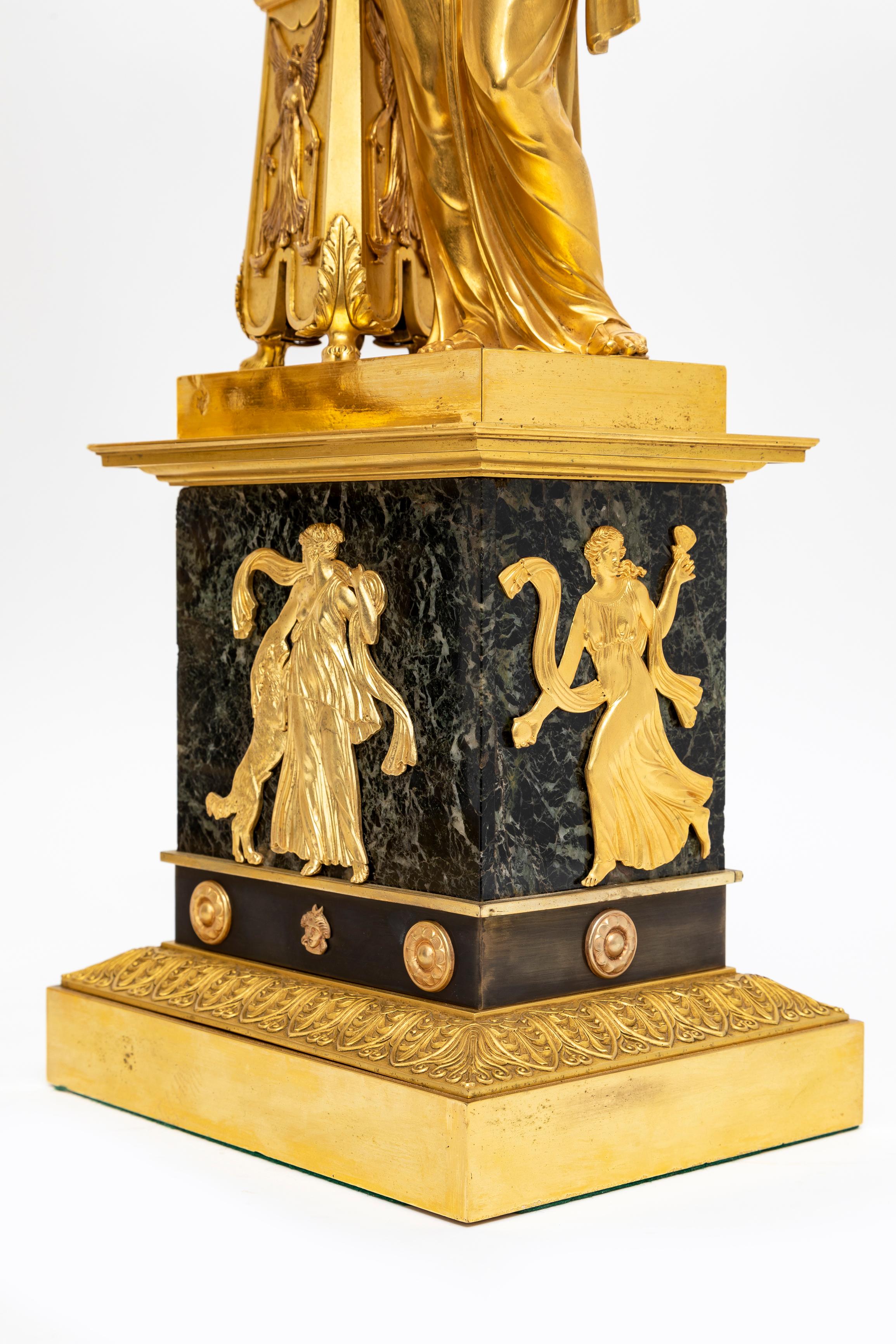 Pareja de candelabros figurados franceses de ormolu y mármol verde antico de la primera época del Imperio en venta 10