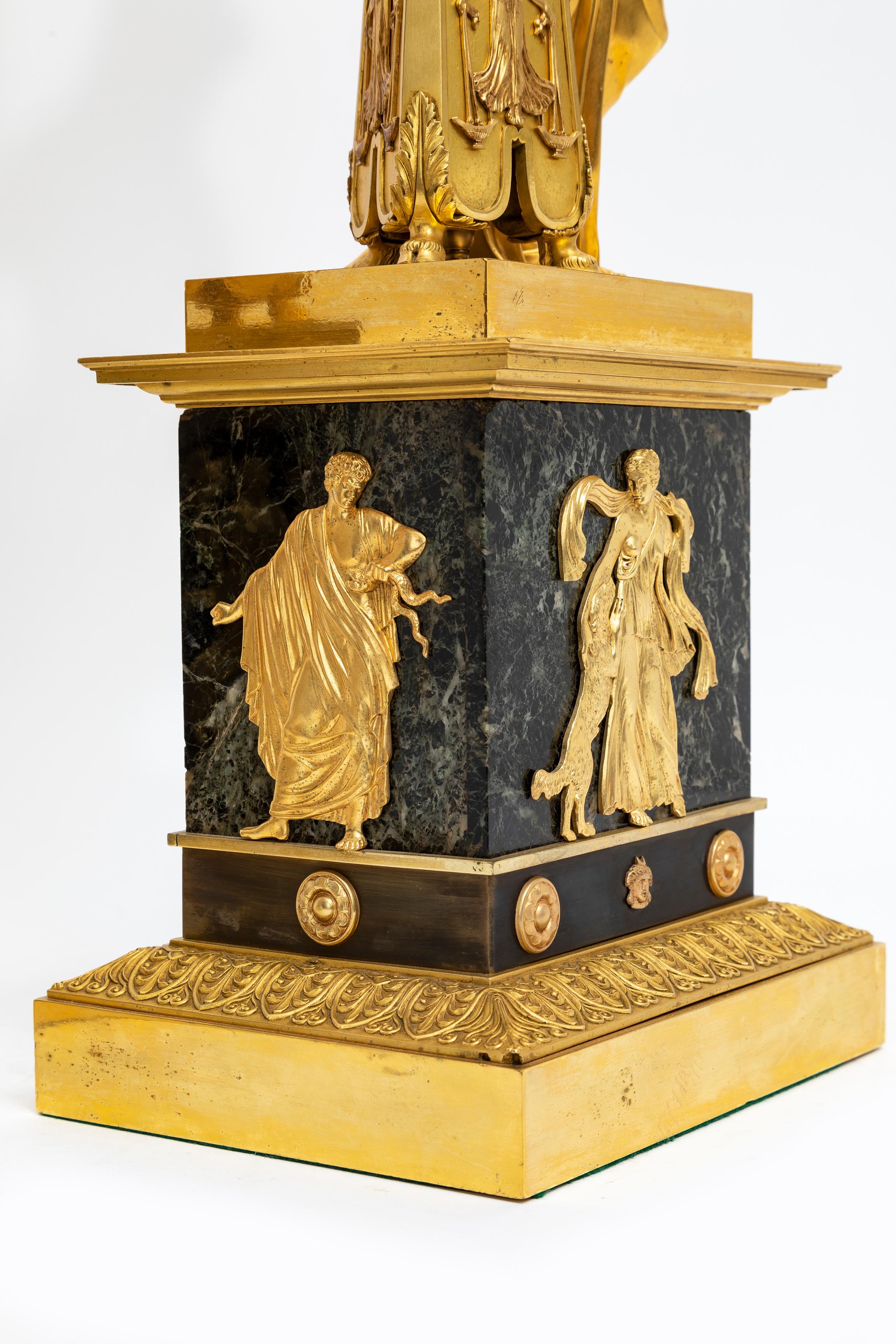 Pareja de candelabros figurados franceses de ormolu y mármol verde antico de la primera época del Imperio en venta 11