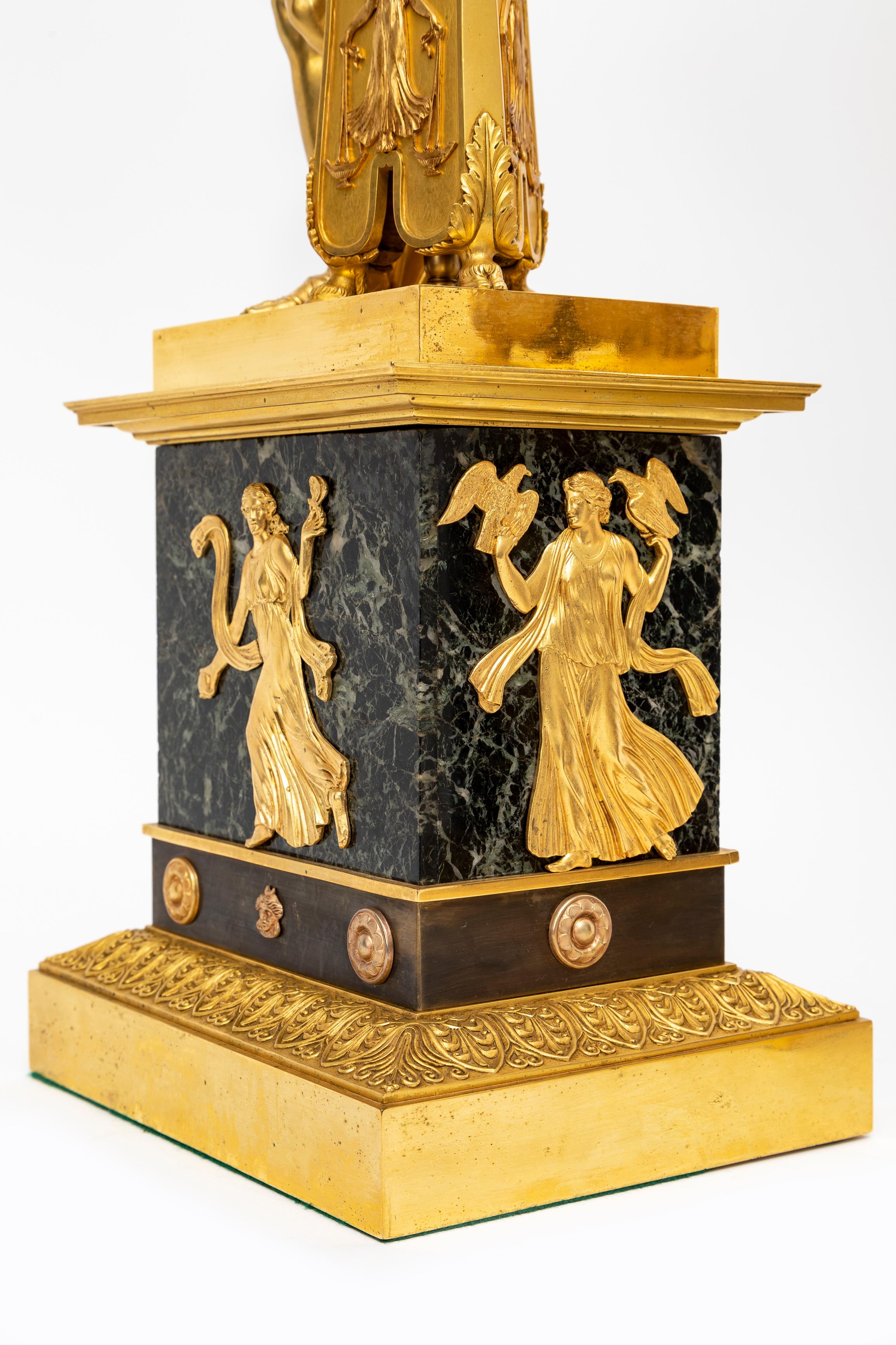 Pareja de candelabros figurados franceses de ormolu y mármol verde antico de la primera época del Imperio en venta 12