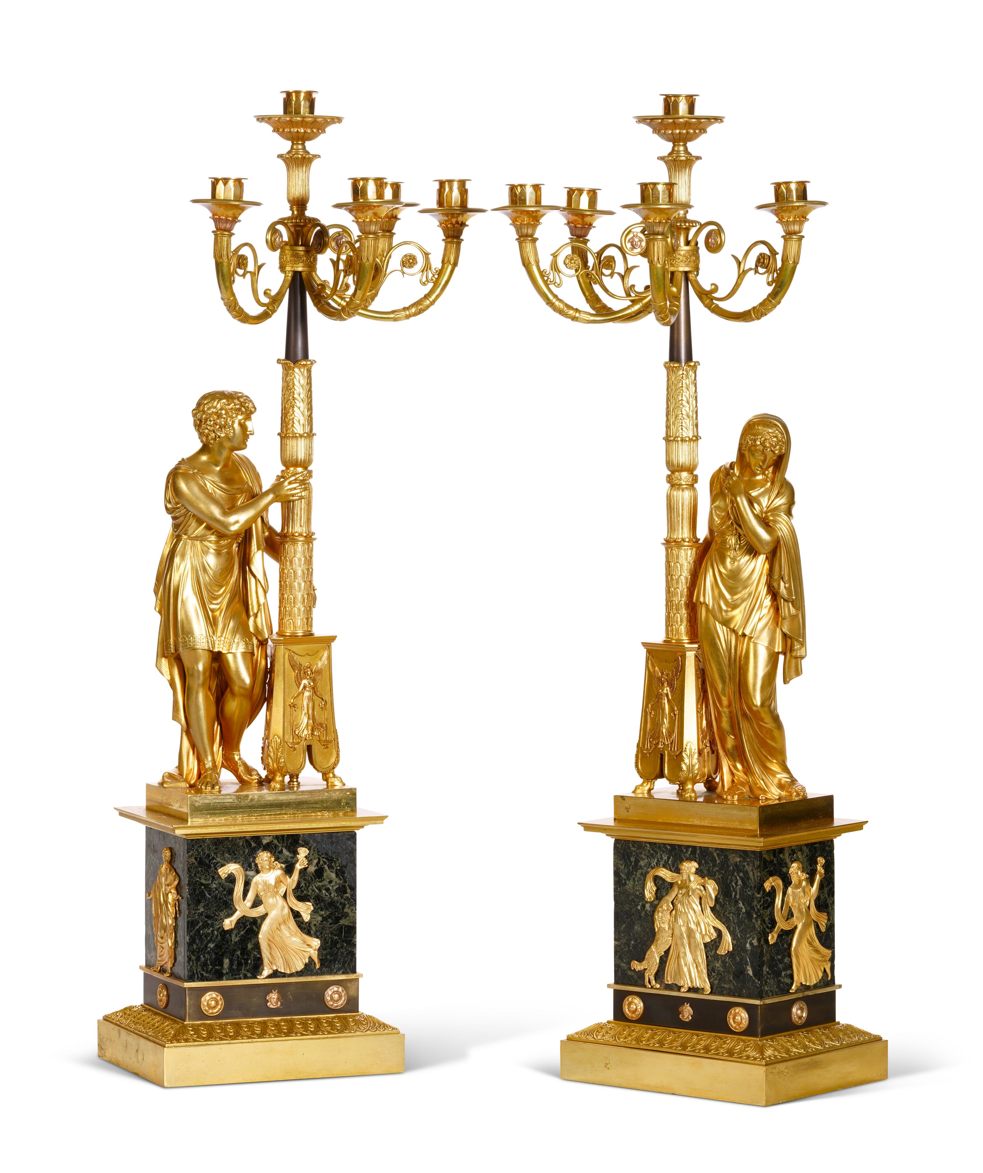 Fina e inusual pareja de candelabros neoclásicos figurados de cinco brazos, de bronce doré y mármol verde antico, de la época del Primer Imperio francés. Cada candelabro tiene un eje central alto que emite cinco brazos de vela de bronce dorado