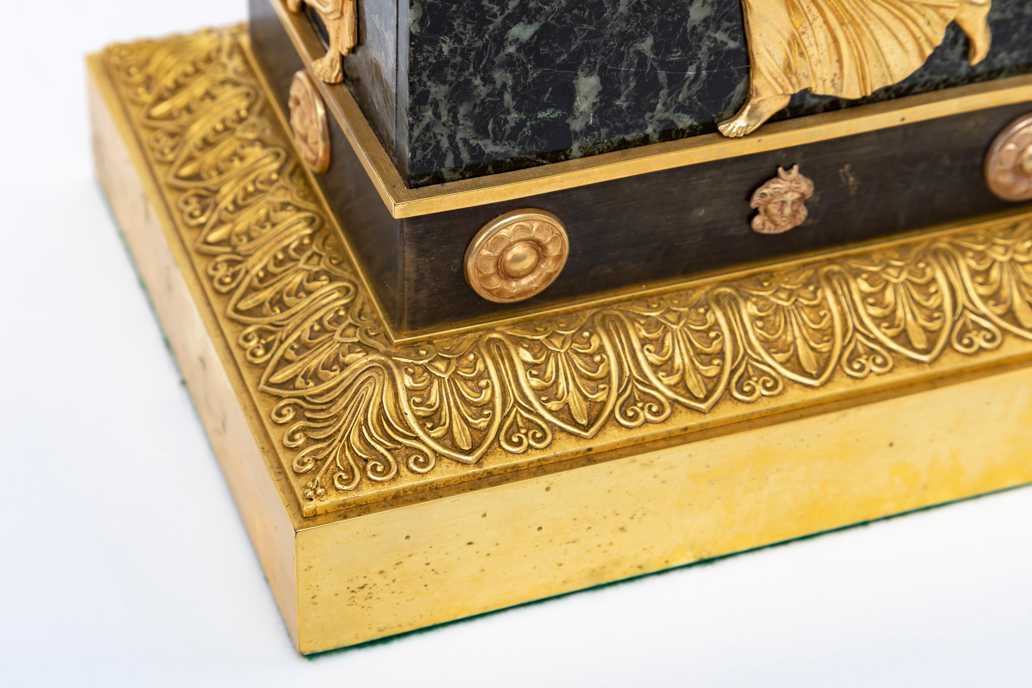 Pareja de candelabros figurados franceses de ormolu y mármol verde antico de la primera época del Imperio en venta 13