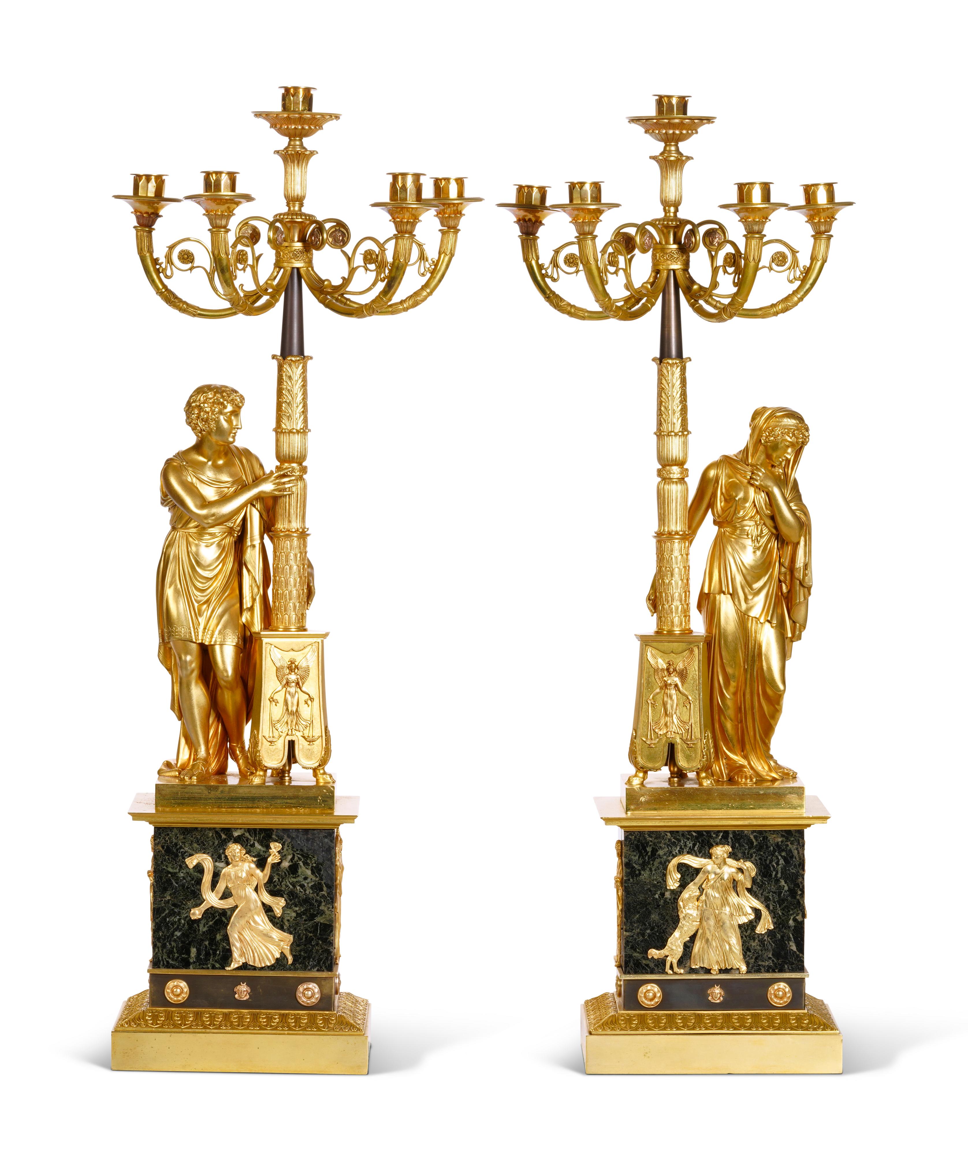 Pareja de candelabros figurados franceses de ormolu y mármol verde antico de la primera época del Imperio Francés en venta