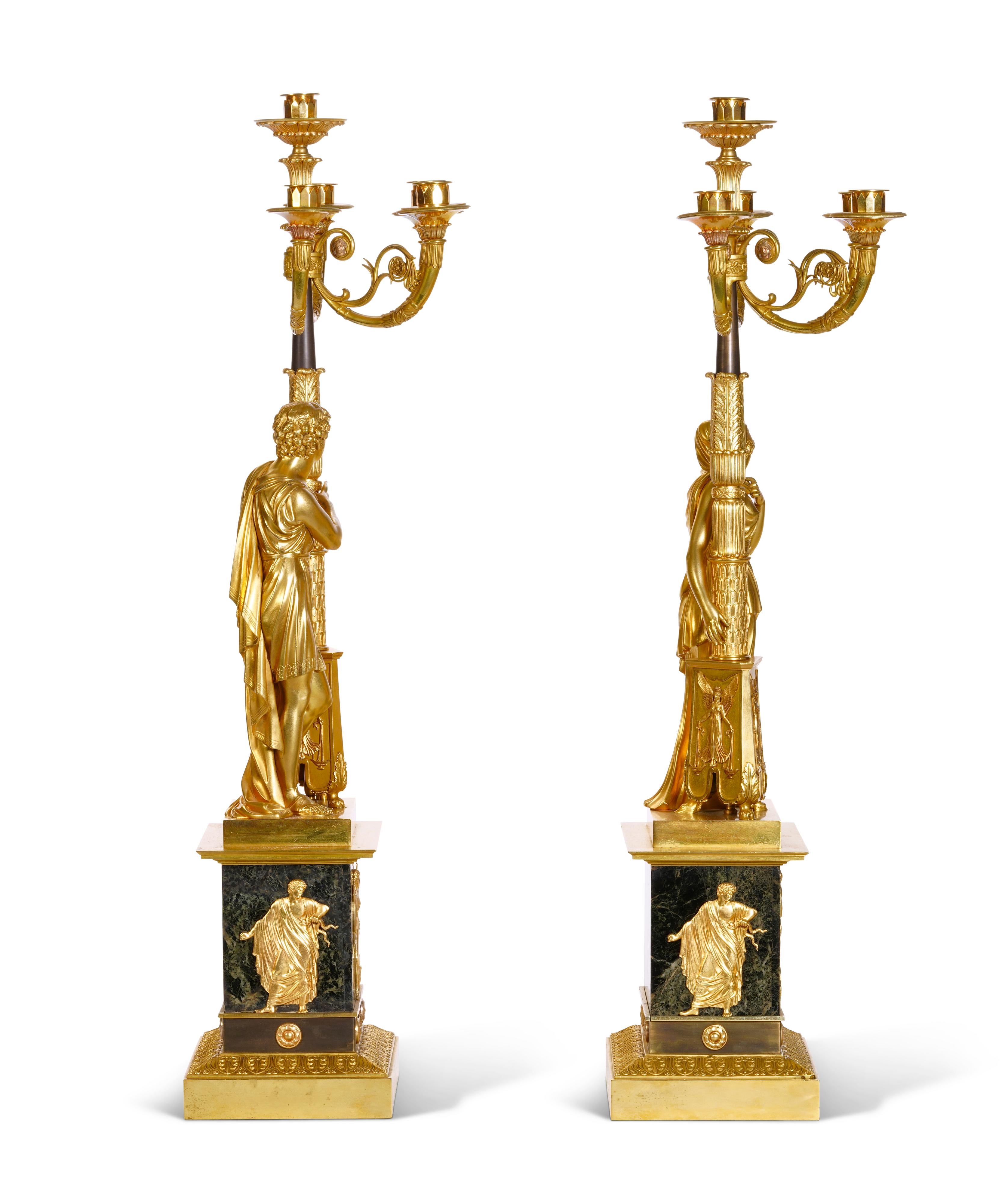 Pareja de candelabros figurados franceses de ormolu y mármol verde antico de la primera época del Imperio Tallado a mano en venta