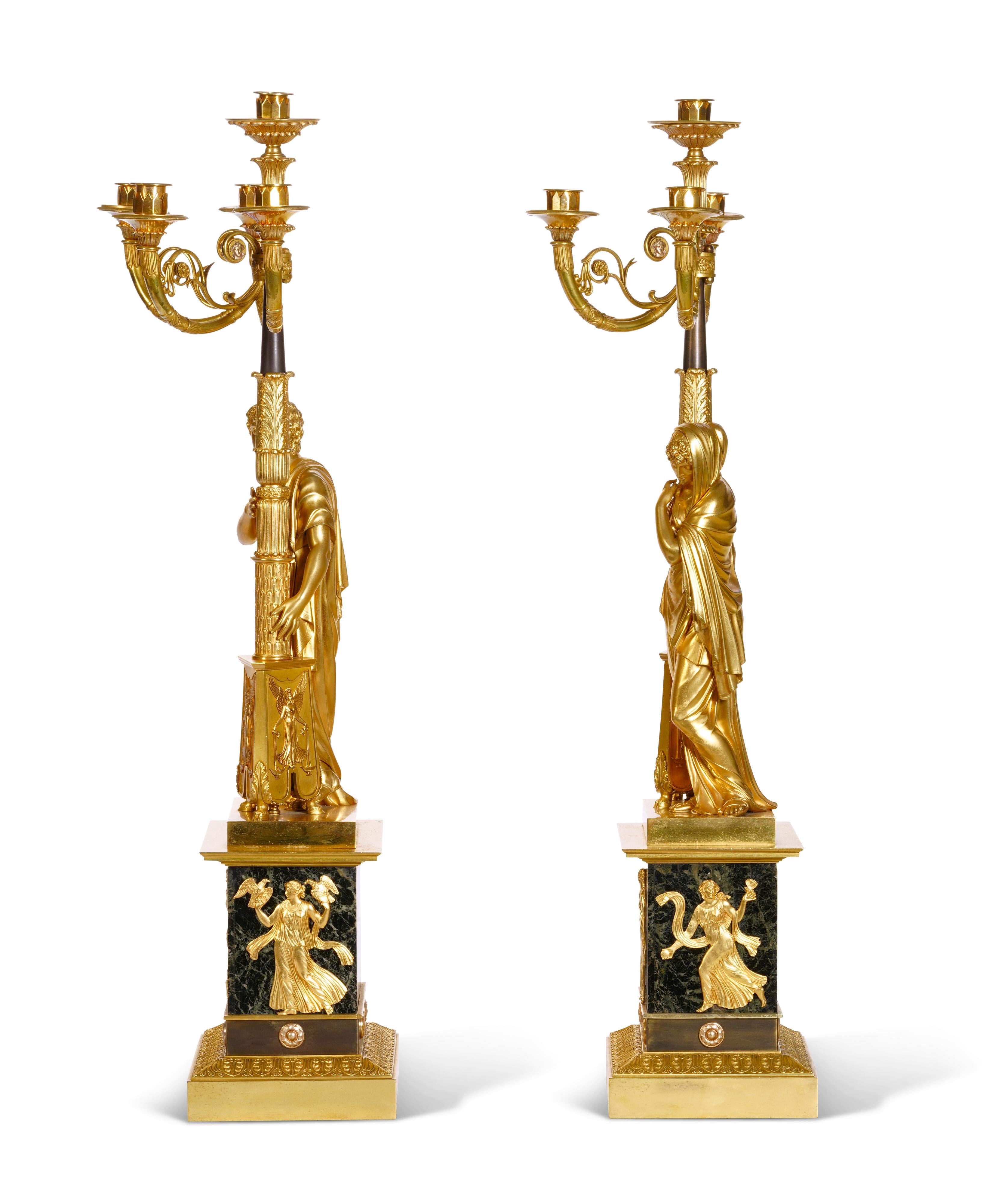 Pareja de candelabros figurados franceses de ormolu y mármol verde antico de la primera época del Imperio en Bueno estado para la venta en New York, NY