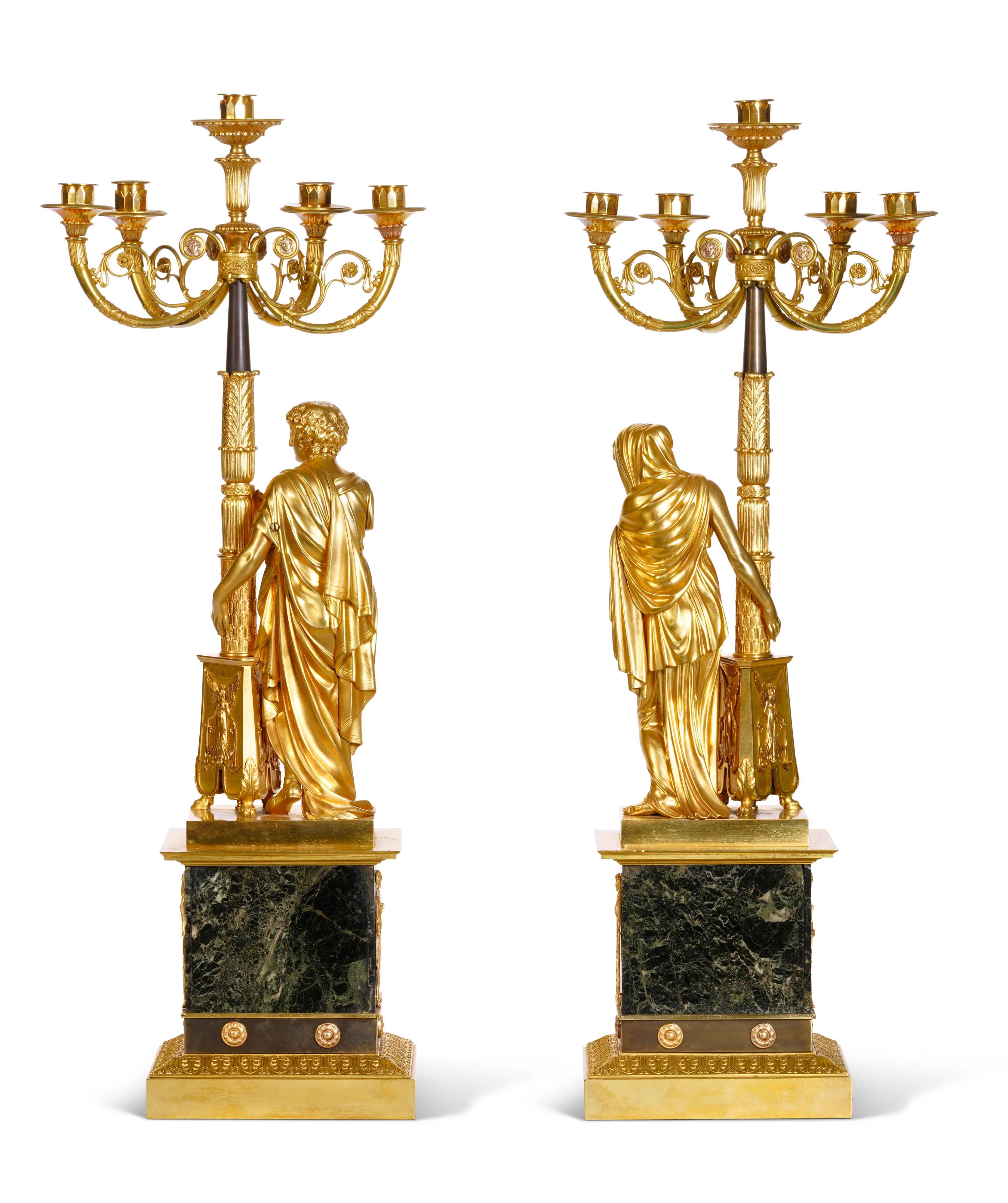 Pareja de candelabros figurados franceses de ormolu y mármol verde antico de la primera época del Imperio principios del siglo XIX en venta