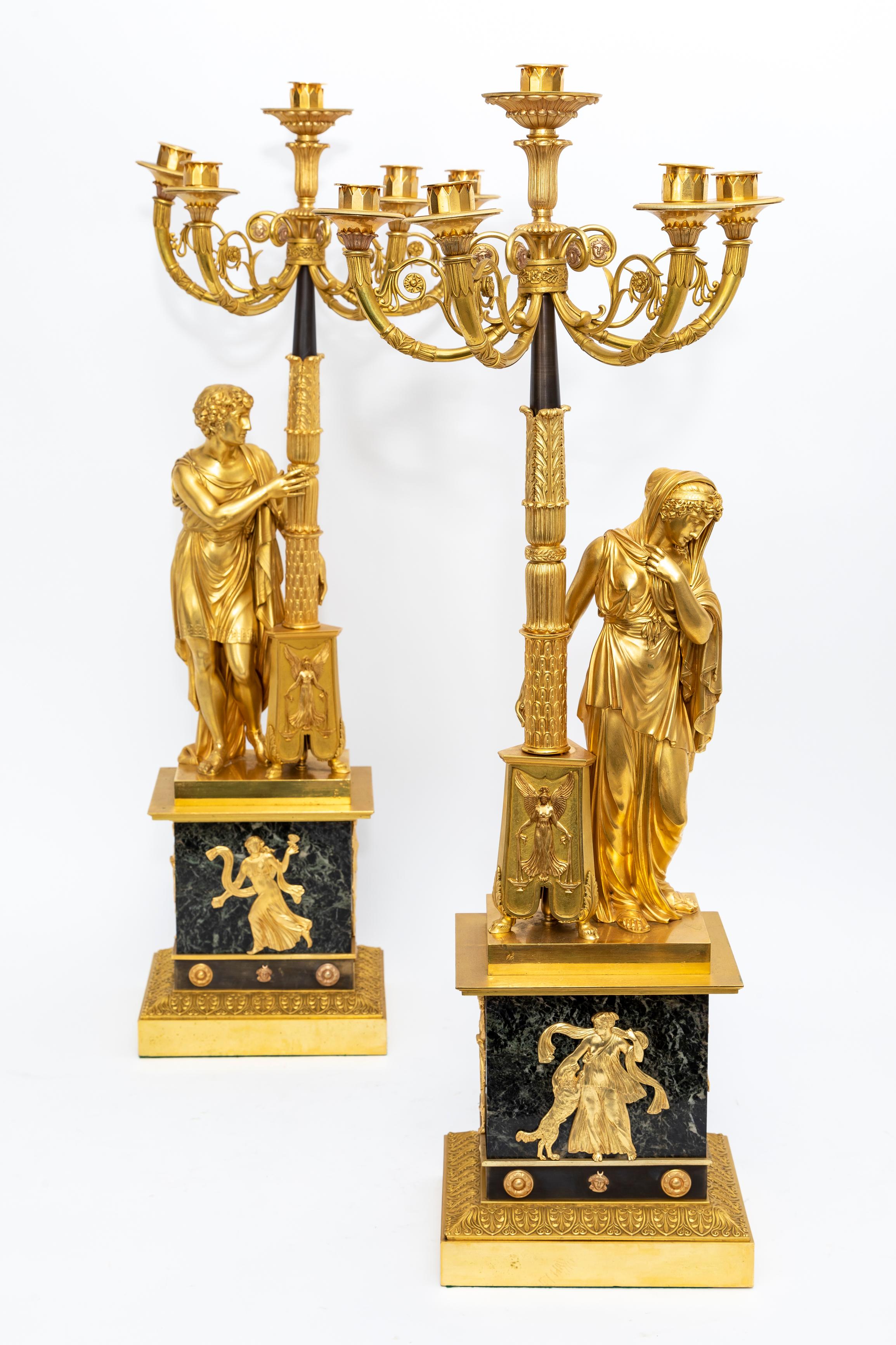 Pareja de candelabros figurados franceses de ormolu y mármol verde antico de la primera época del Imperio Ormolú en venta