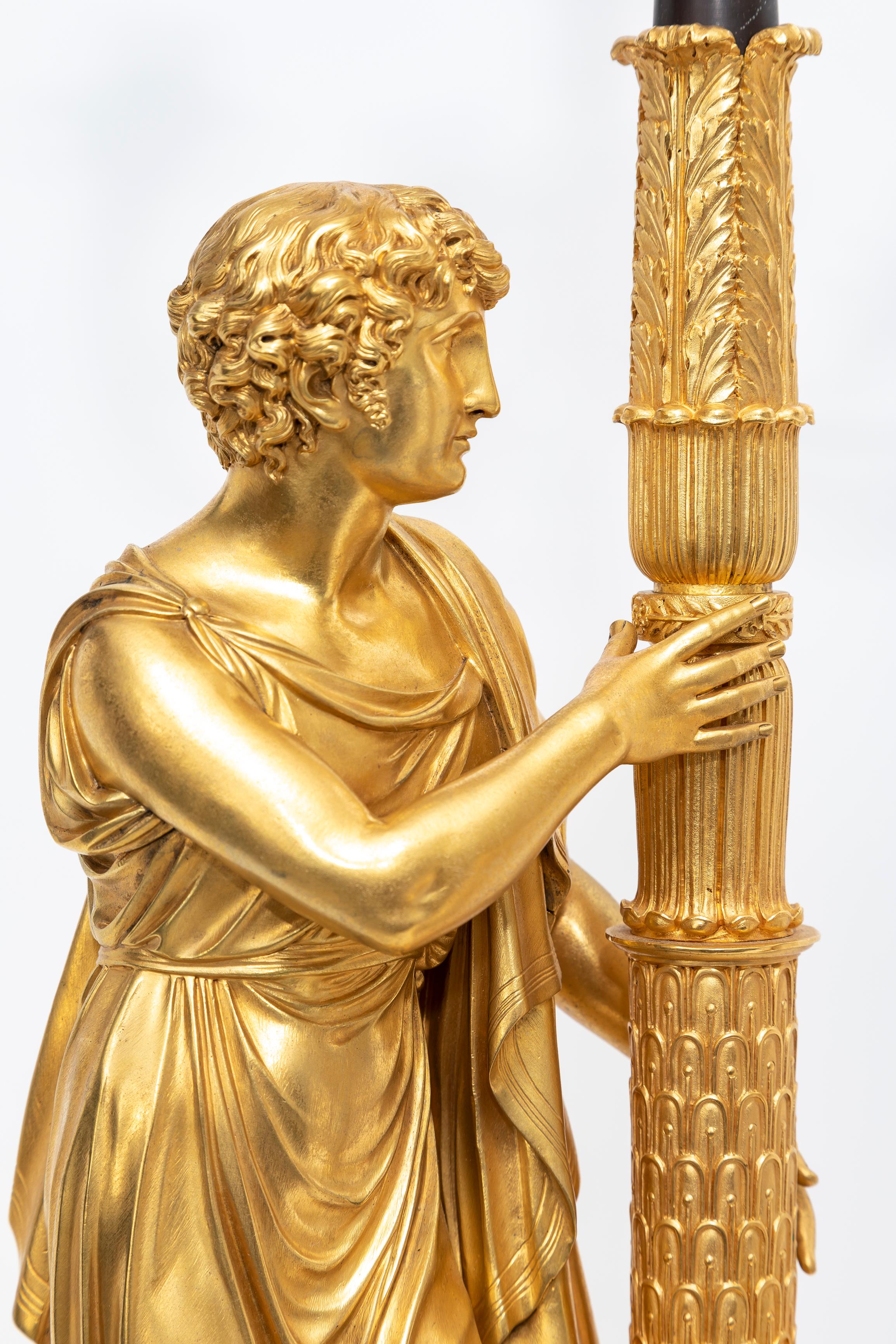 Pareja de candelabros figurados franceses de ormolu y mármol verde antico de la primera época del Imperio en venta 1