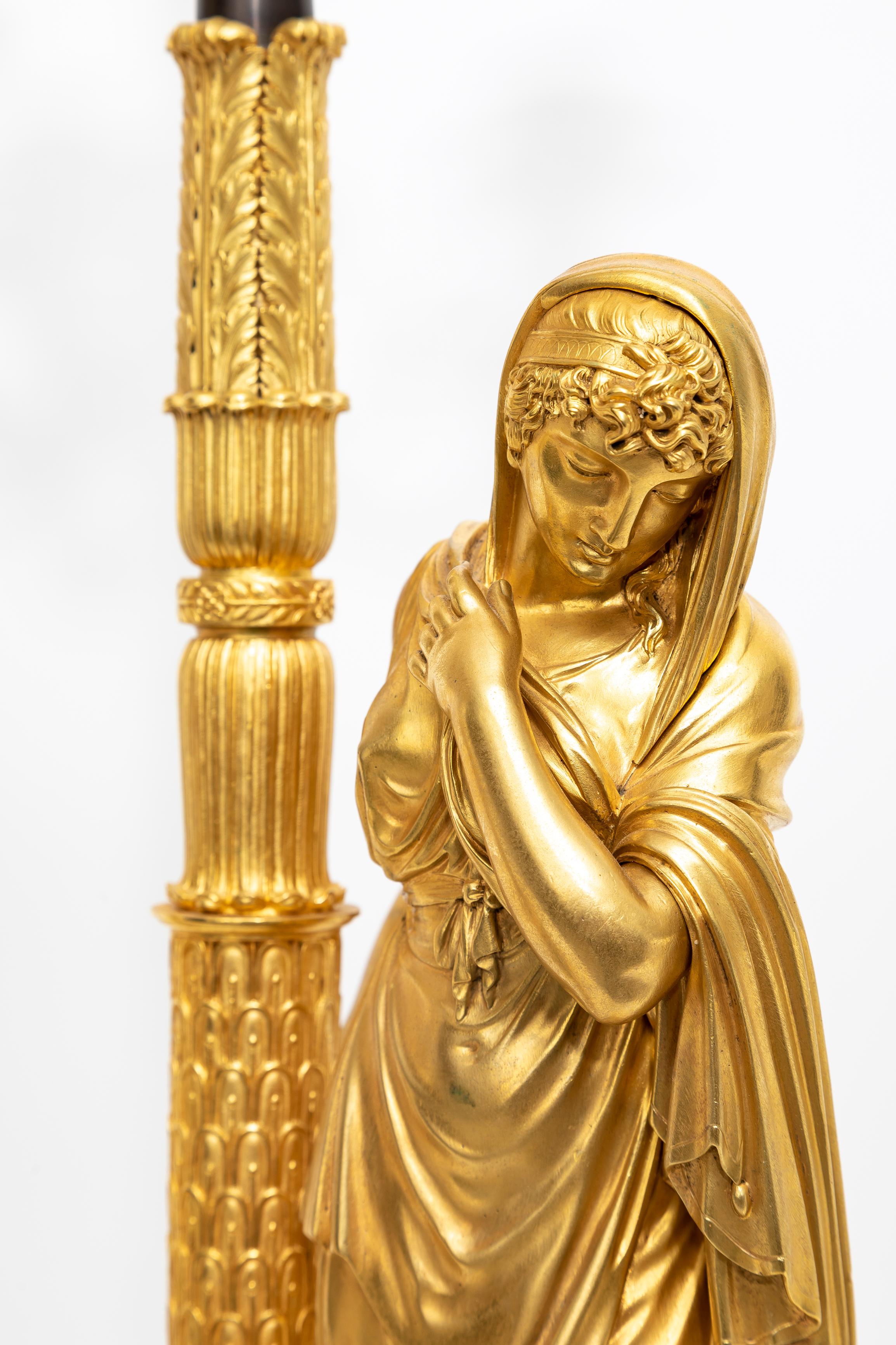 Pareja de candelabros figurados franceses de ormolu y mármol verde antico de la primera época del Imperio en venta 2