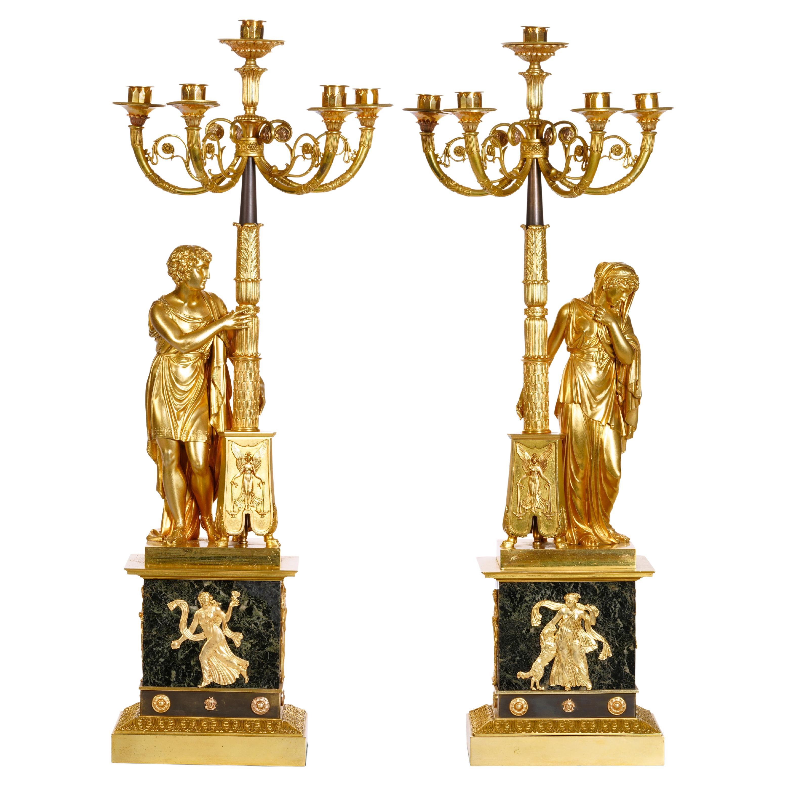 Pareja de candelabros figurados franceses de ormolu y mármol verde antico de la primera época del Imperio en venta