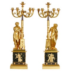 Paire de chandeliers figuratifs en bronze doré et marbre Verde Antico d'époque 1er Empire