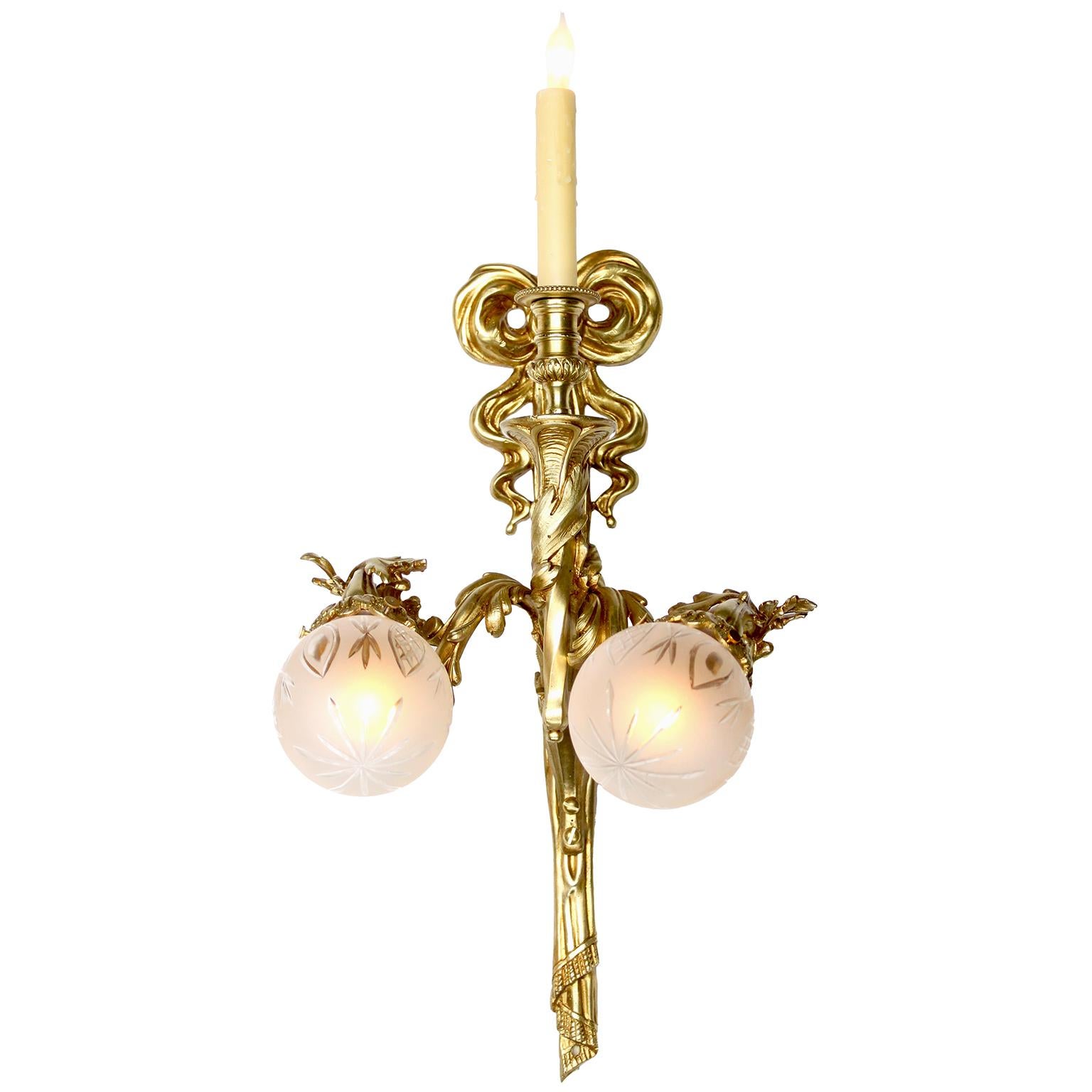 Français Paire d'appliques murales françaises Belle Époque à 3 lumières en vermeil et verre soufflé en vente