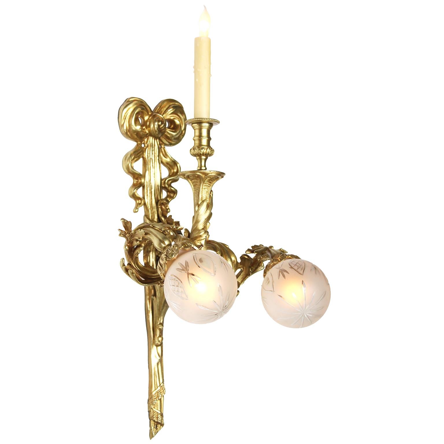 Buriné Paire d'appliques murales françaises Belle Époque à 3 lumières en vermeil et verre soufflé en vente