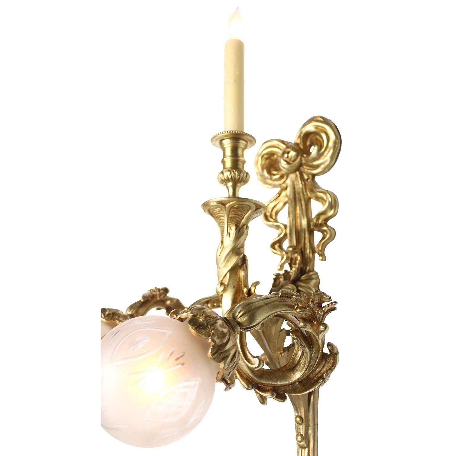 20ième siècle Paire d'appliques murales françaises Belle Époque à 3 lumières en vermeil et verre soufflé en vente