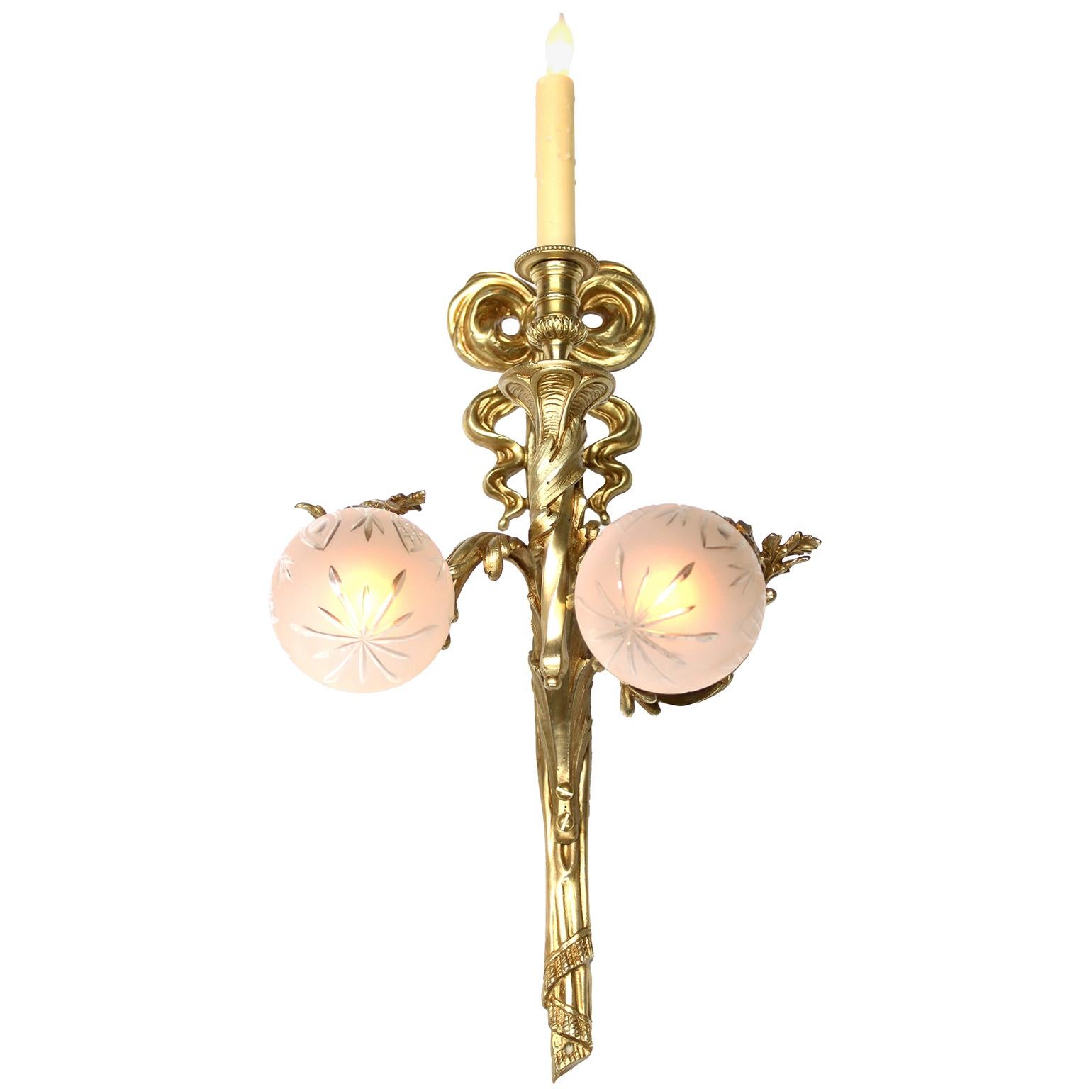 Bronze Paire d'appliques murales françaises Belle Époque à 3 lumières en vermeil et verre soufflé en vente