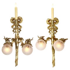 Ein Paar französische Belle Époque 3-Light Gilt-Bronze & geblasenem Glas Wandleuchten Sconces