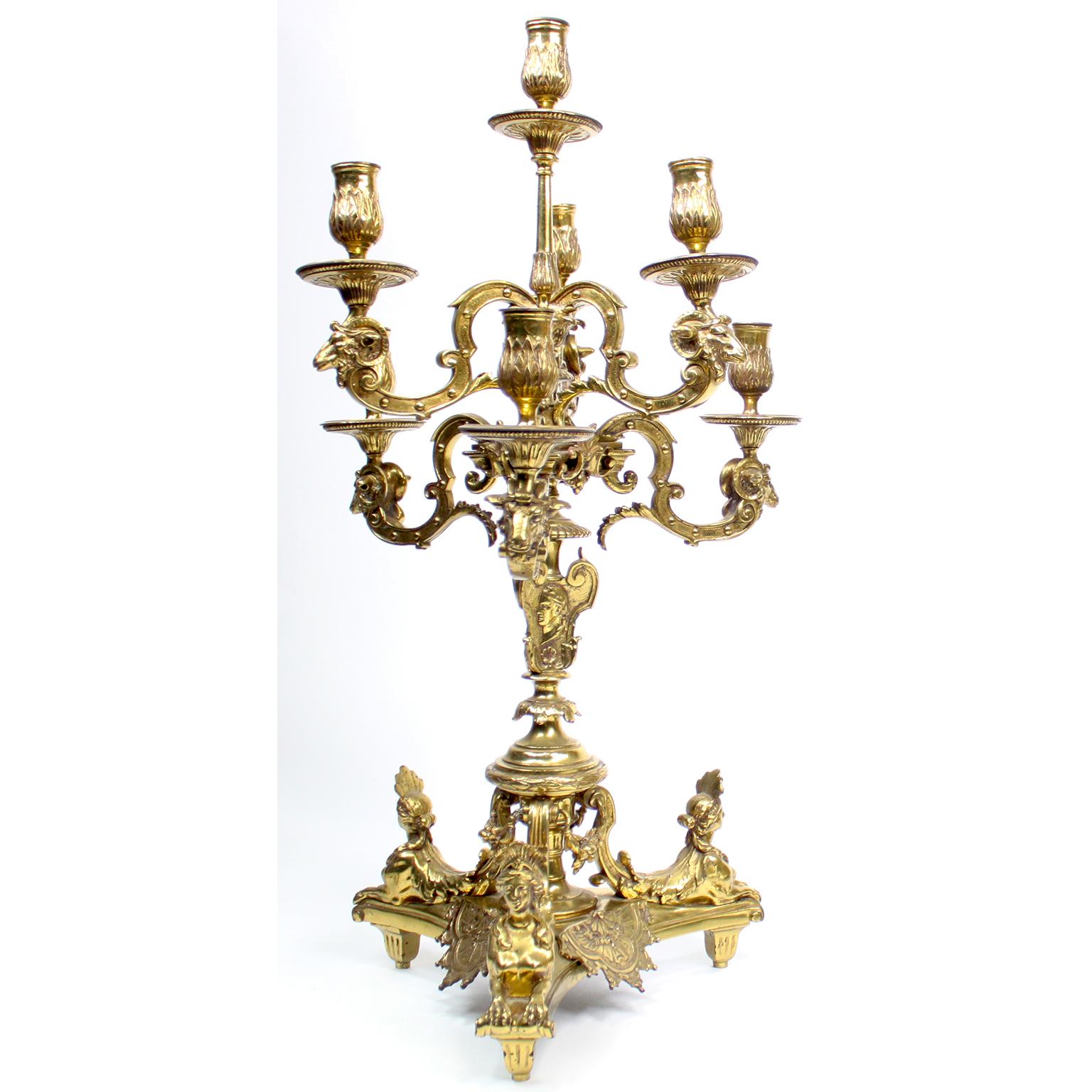 Coppia di candelabri a sette luci in bronzo dorato in stile Luigi XV, in stile Régence e Impero francese, secondo il modello di André-Charles Boulle e figli. Ciascuna di esse ha un beccuccio e un gocciolatoio centrale in acanto sostenuto da una
